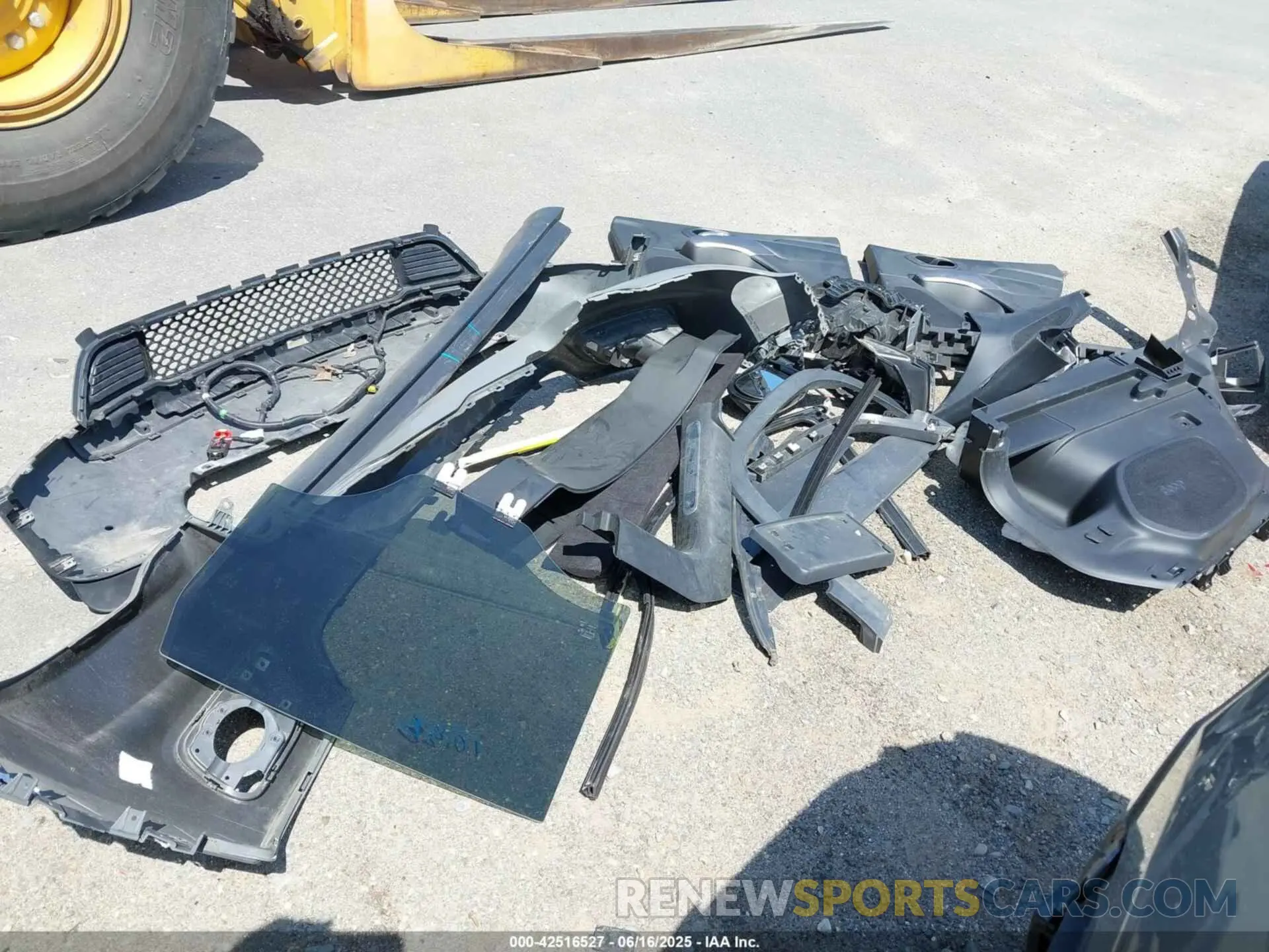 18 Photograph of a damaged car 1C4PJMDN5KD408546 JEEP CHEROKEE 2019