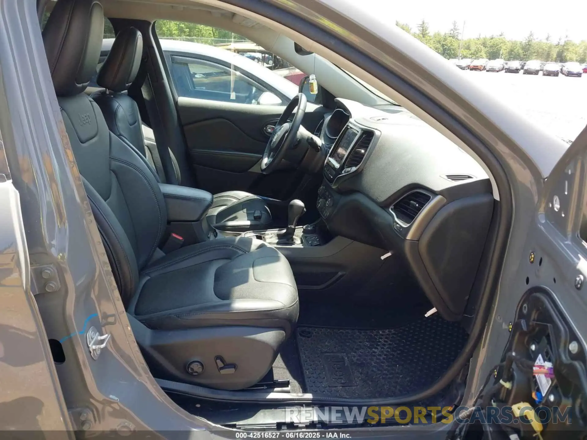 5 Photograph of a damaged car 1C4PJMDN5KD408546 JEEP CHEROKEE 2019