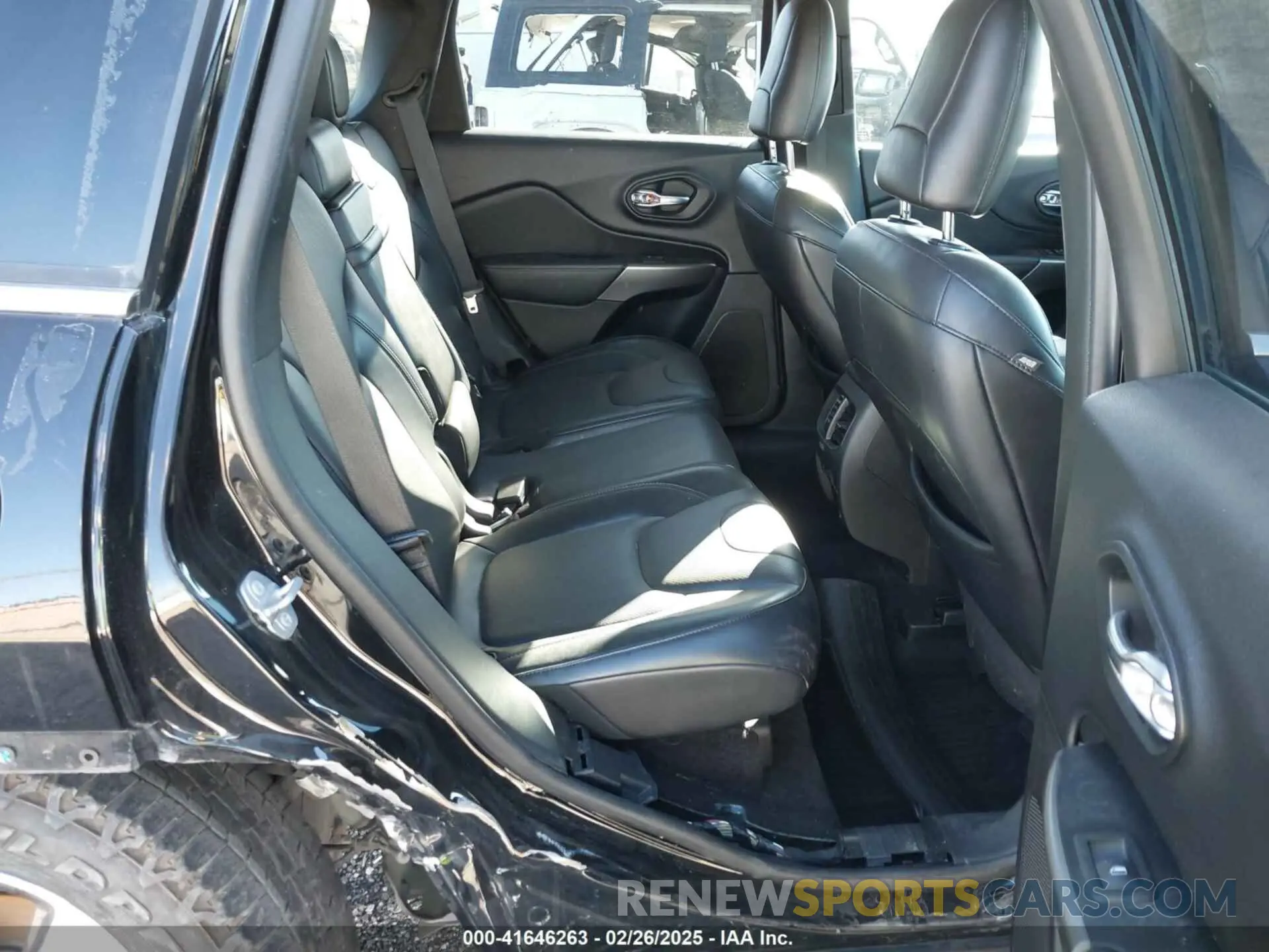 8 Photograph of a damaged car 1C4PJMDN6KD143118 JEEP CHEROKEE 2019