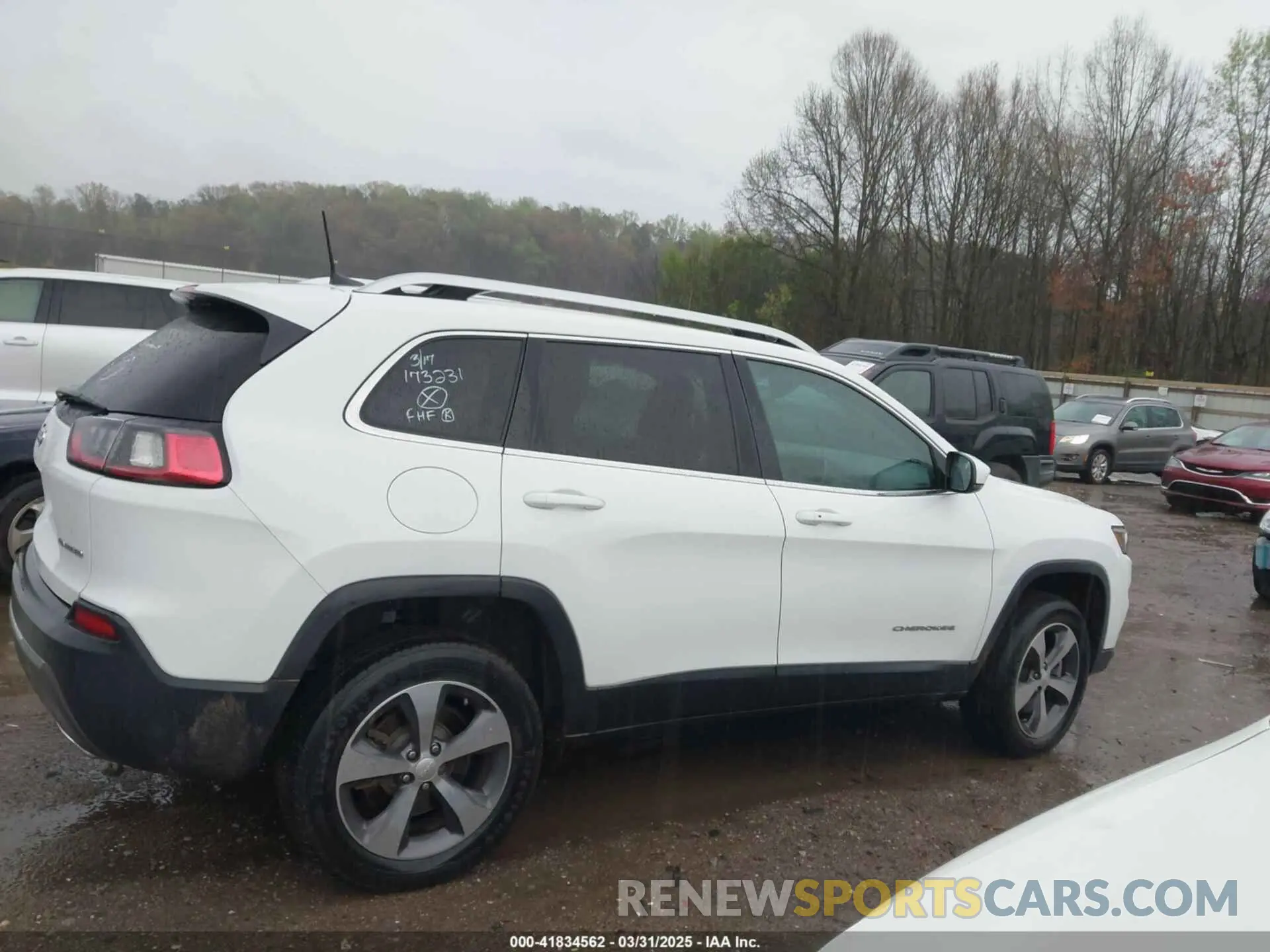 13 Photograph of a damaged car 1C4PJMDN9KD173231 JEEP CHEROKEE 2019