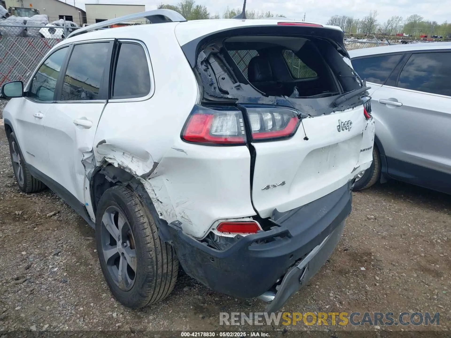 17 Photograph of a damaged car 1C4PJMDN9KD180308 JEEP CHEROKEE 2019