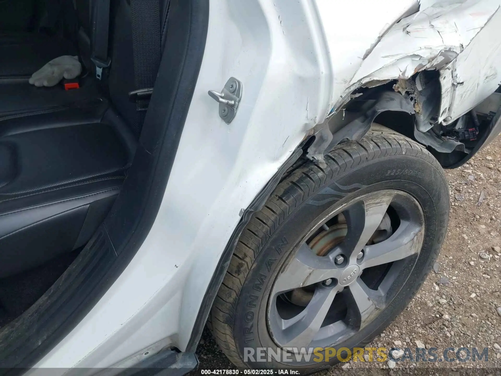 18 Photograph of a damaged car 1C4PJMDN9KD180308 JEEP CHEROKEE 2019