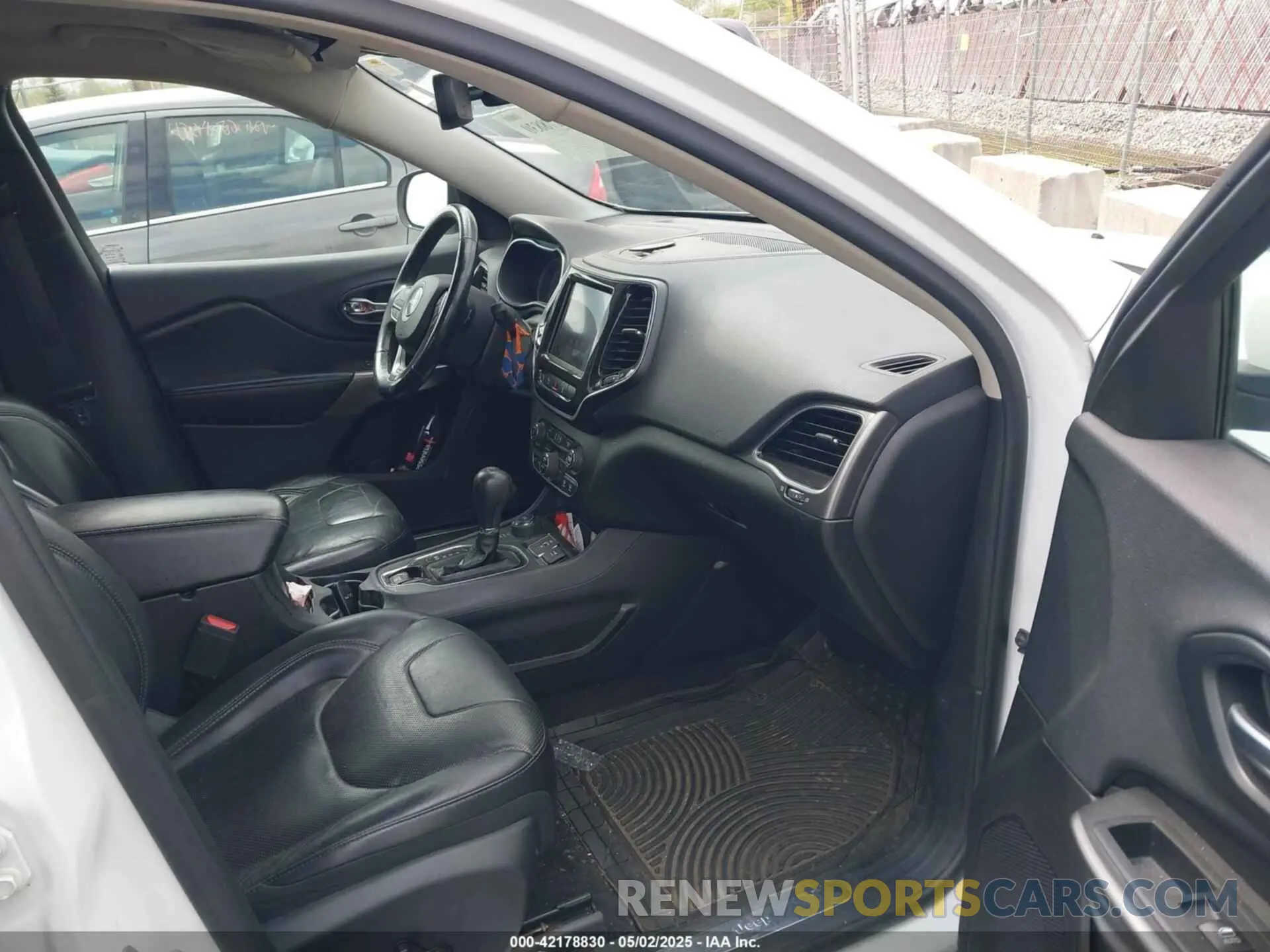 5 Photograph of a damaged car 1C4PJMDN9KD180308 JEEP CHEROKEE 2019