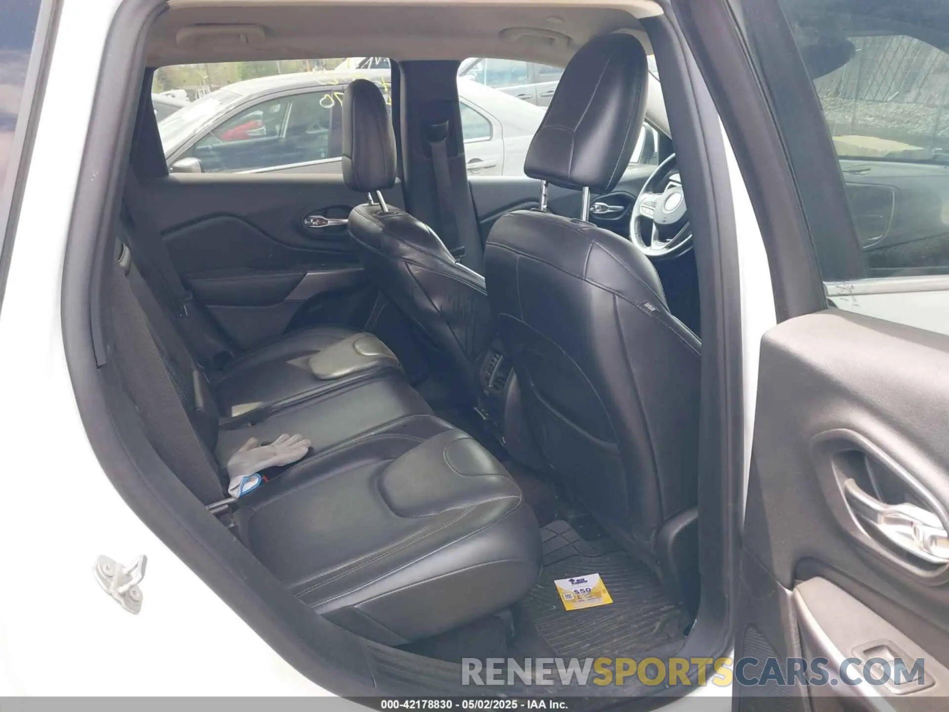 8 Photograph of a damaged car 1C4PJMDN9KD180308 JEEP CHEROKEE 2019