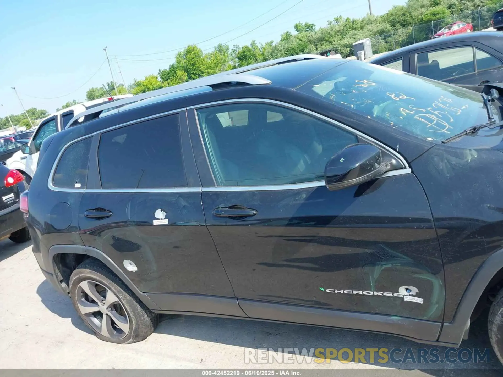 13 Photograph of a damaged car 1C4PJMDX0KD351884 JEEP CHEROKEE 2019