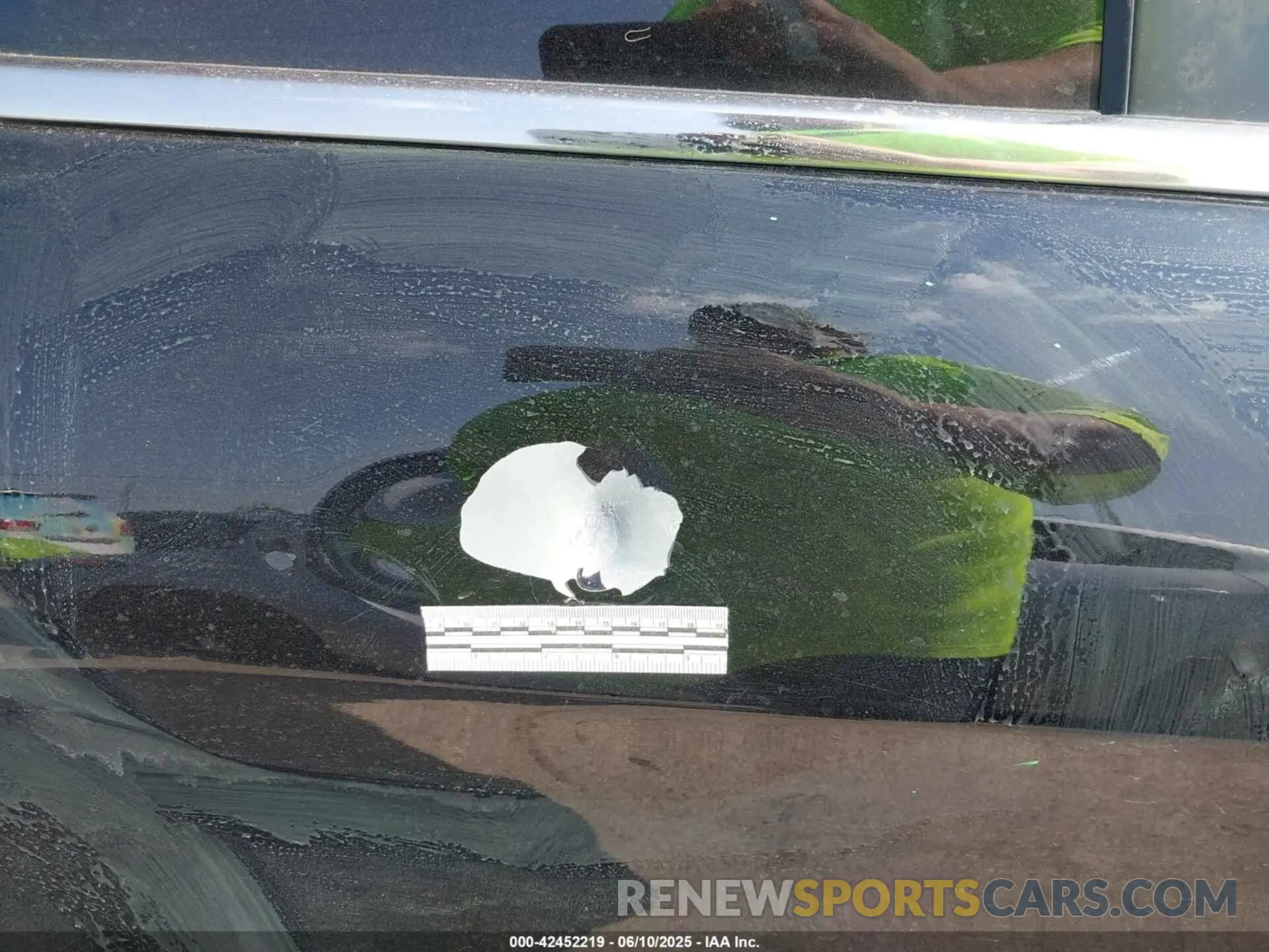 17 Photograph of a damaged car 1C4PJMDX0KD351884 JEEP CHEROKEE 2019