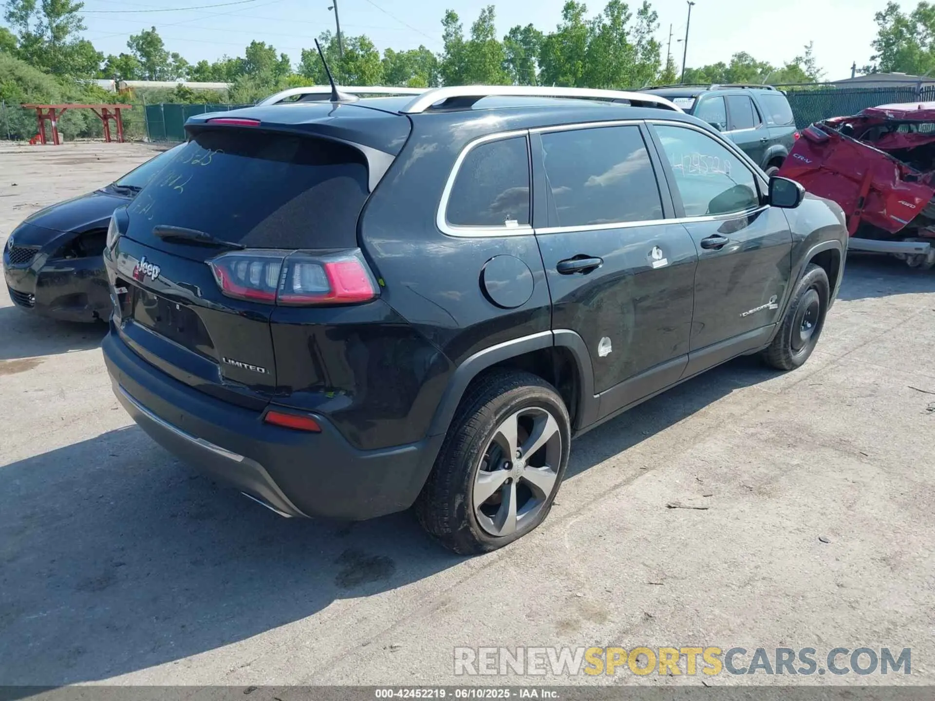 4 Photograph of a damaged car 1C4PJMDX0KD351884 JEEP CHEROKEE 2019