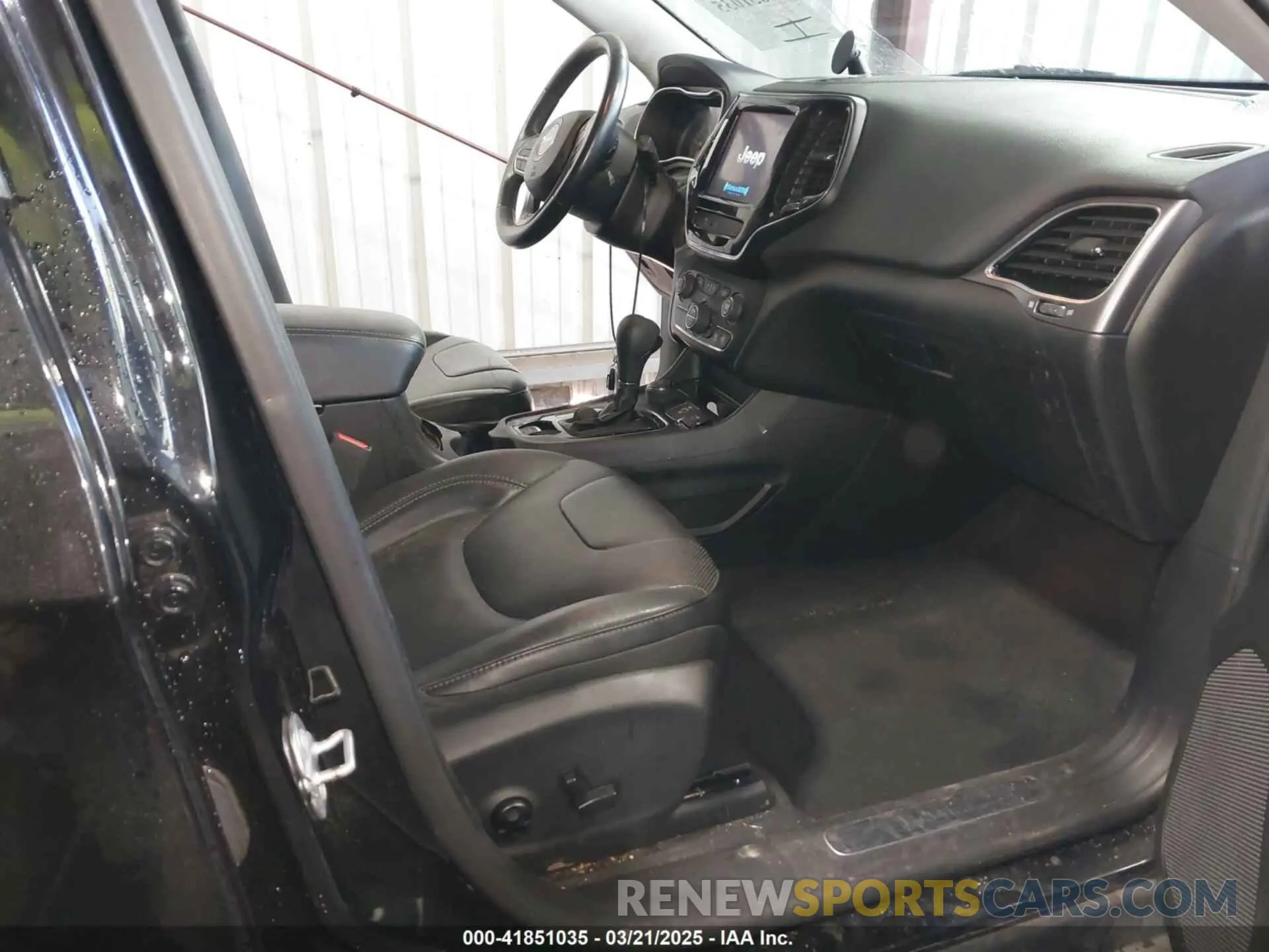 5 Photograph of a damaged car 1C4PJMDX0KD426602 JEEP CHEROKEE 2019