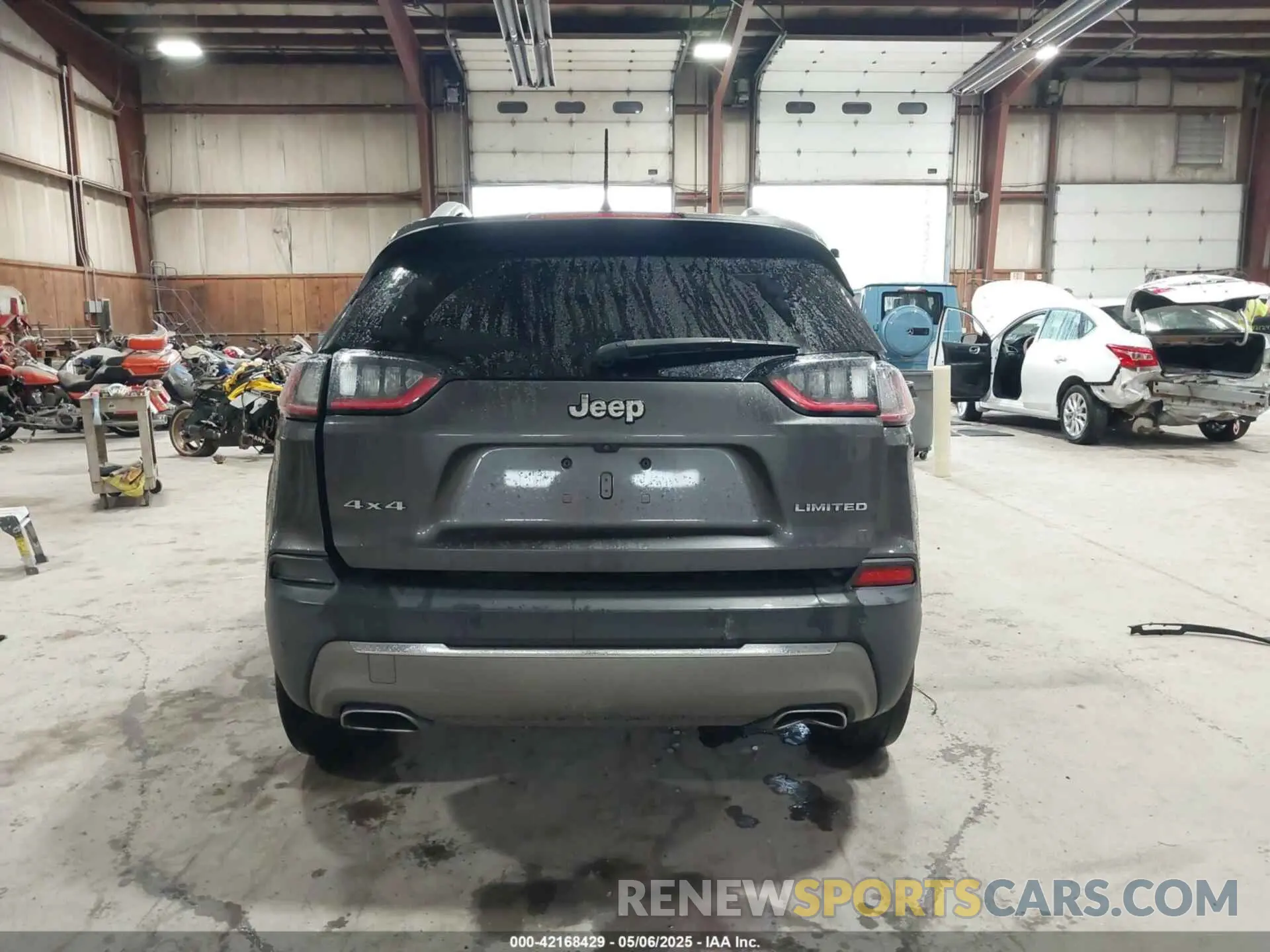 17 Photograph of a damaged car 1C4PJMDX0KD447210 JEEP CHEROKEE 2019
