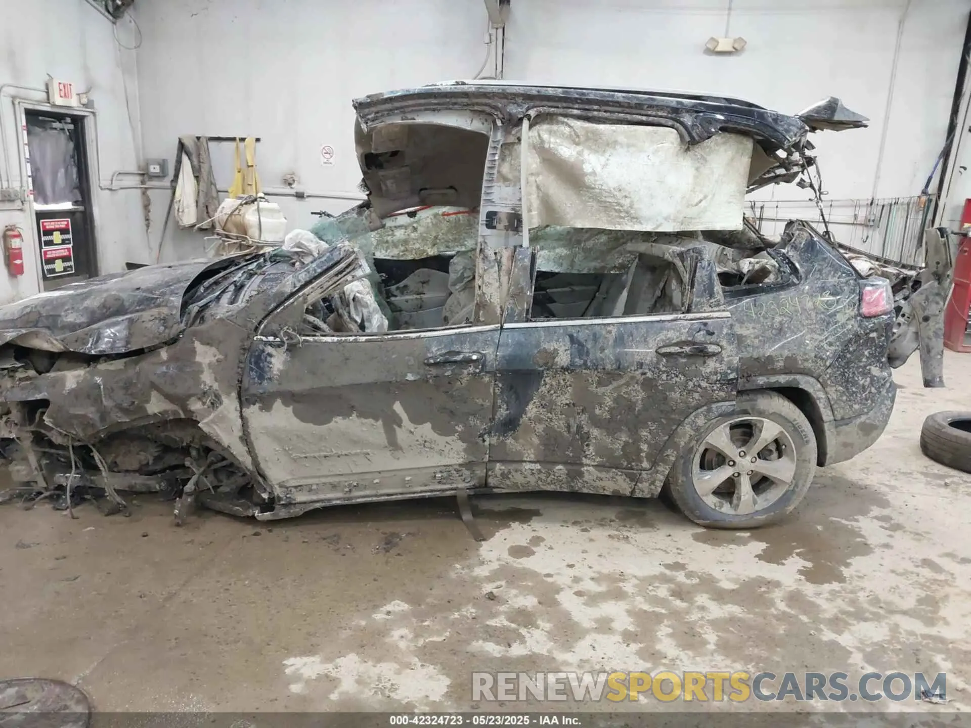 14 Photograph of a damaged car 1C4PJMDX0KD452309 JEEP CHEROKEE 2019