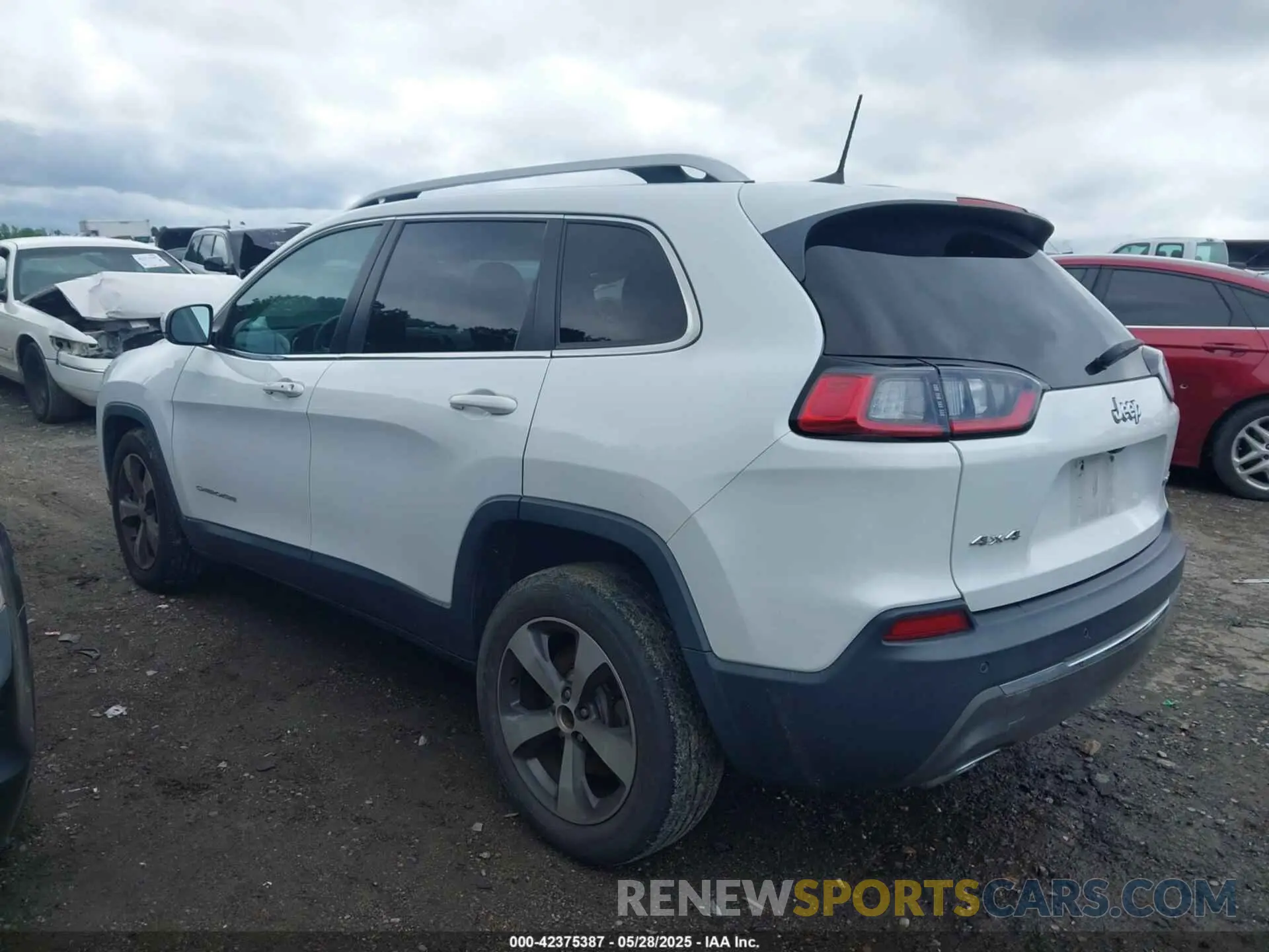 3 Photograph of a damaged car 1C4PJMDX1KD282154 JEEP CHEROKEE 2019