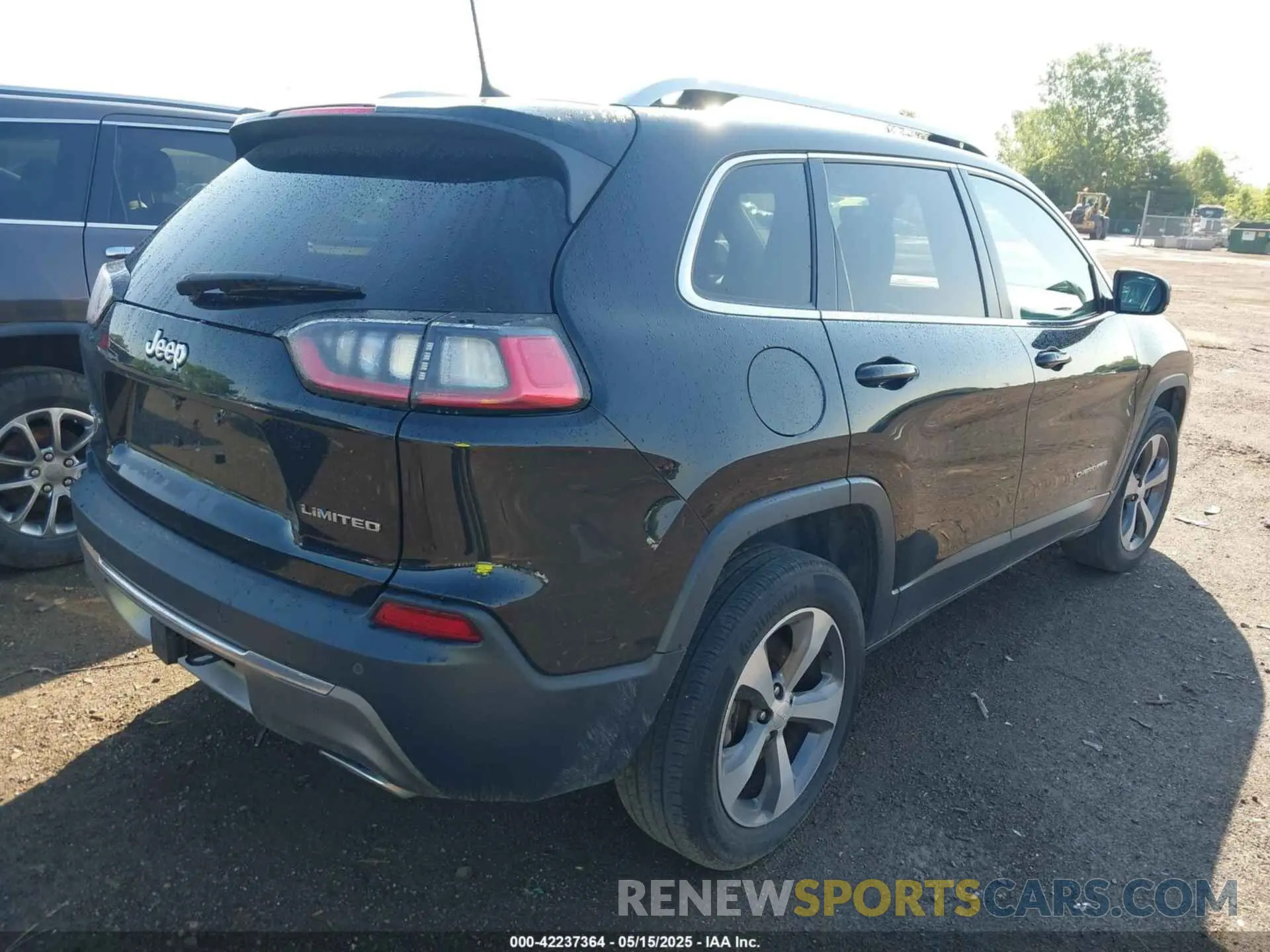 4 Photograph of a damaged car 1C4PJMDX2KD281255 JEEP CHEROKEE 2019