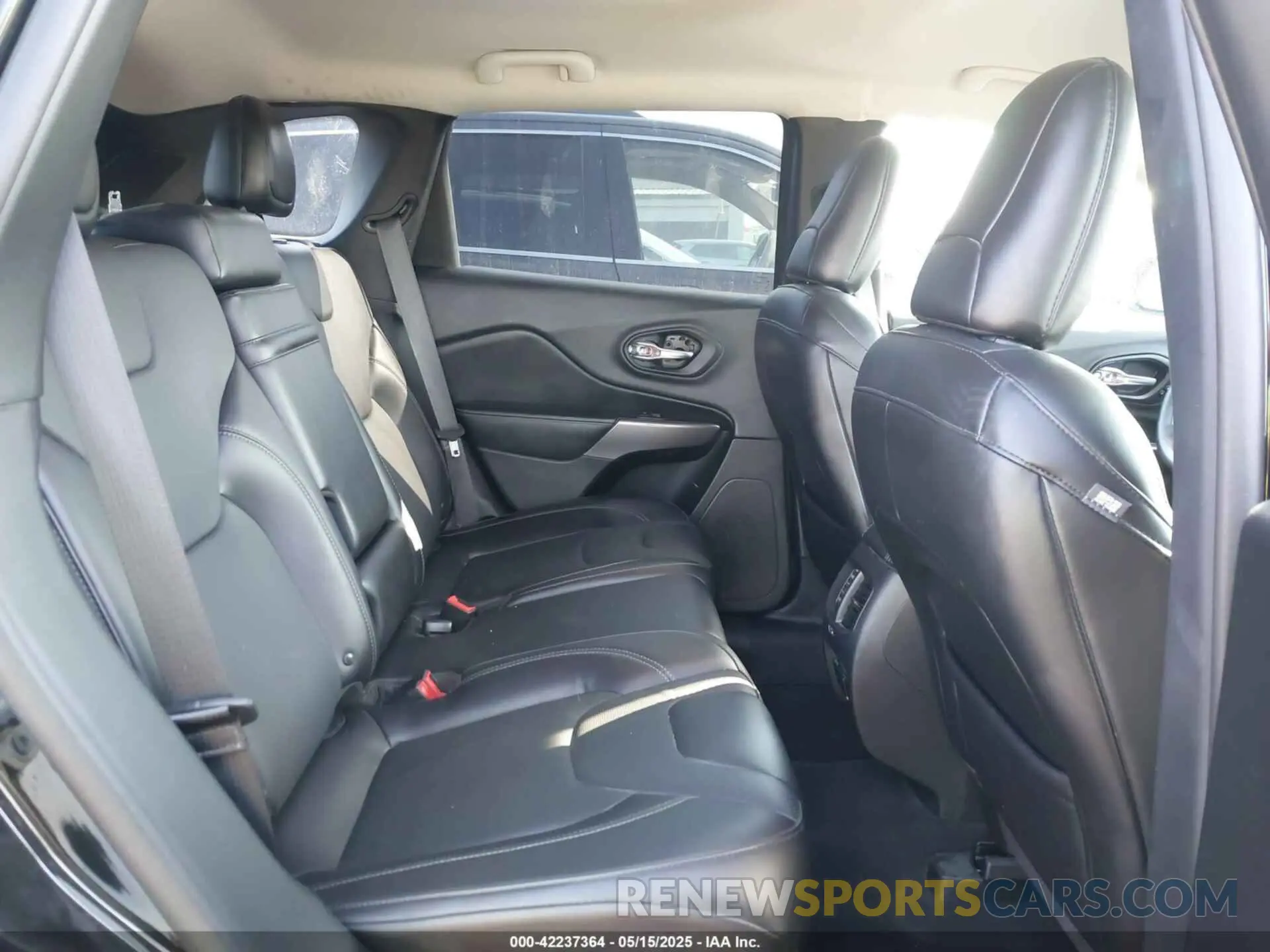 8 Photograph of a damaged car 1C4PJMDX2KD281255 JEEP CHEROKEE 2019