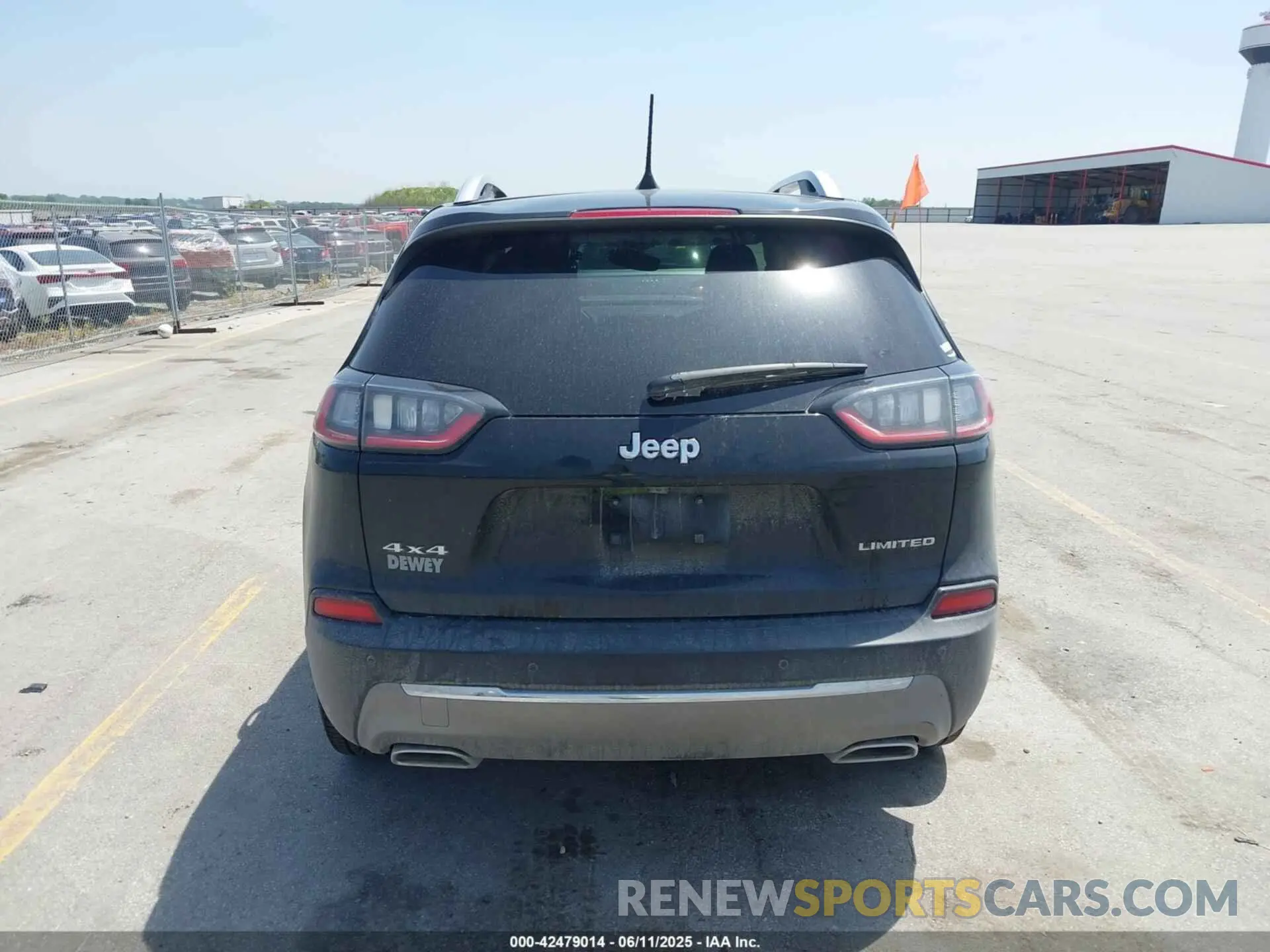 17 Photograph of a damaged car 1C4PJMDX3KD441868 JEEP CHEROKEE 2019