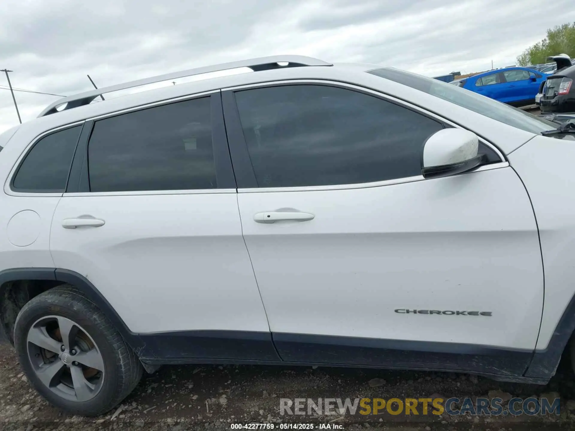 13 Photograph of a damaged car 1C4PJMDX4KD198152 JEEP CHEROKEE 2019