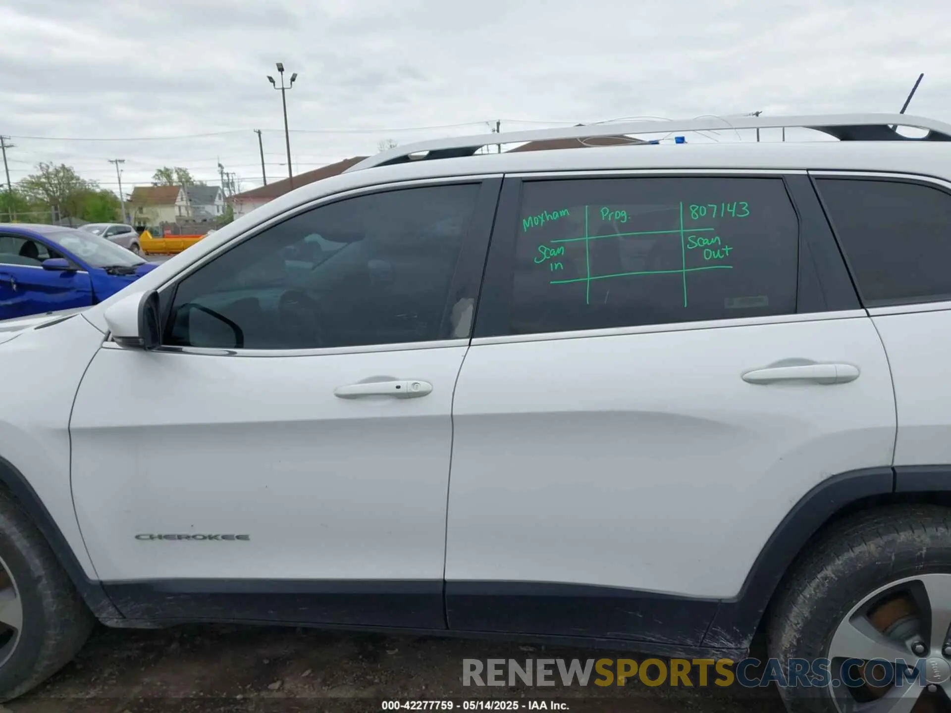 14 Photograph of a damaged car 1C4PJMDX4KD198152 JEEP CHEROKEE 2019