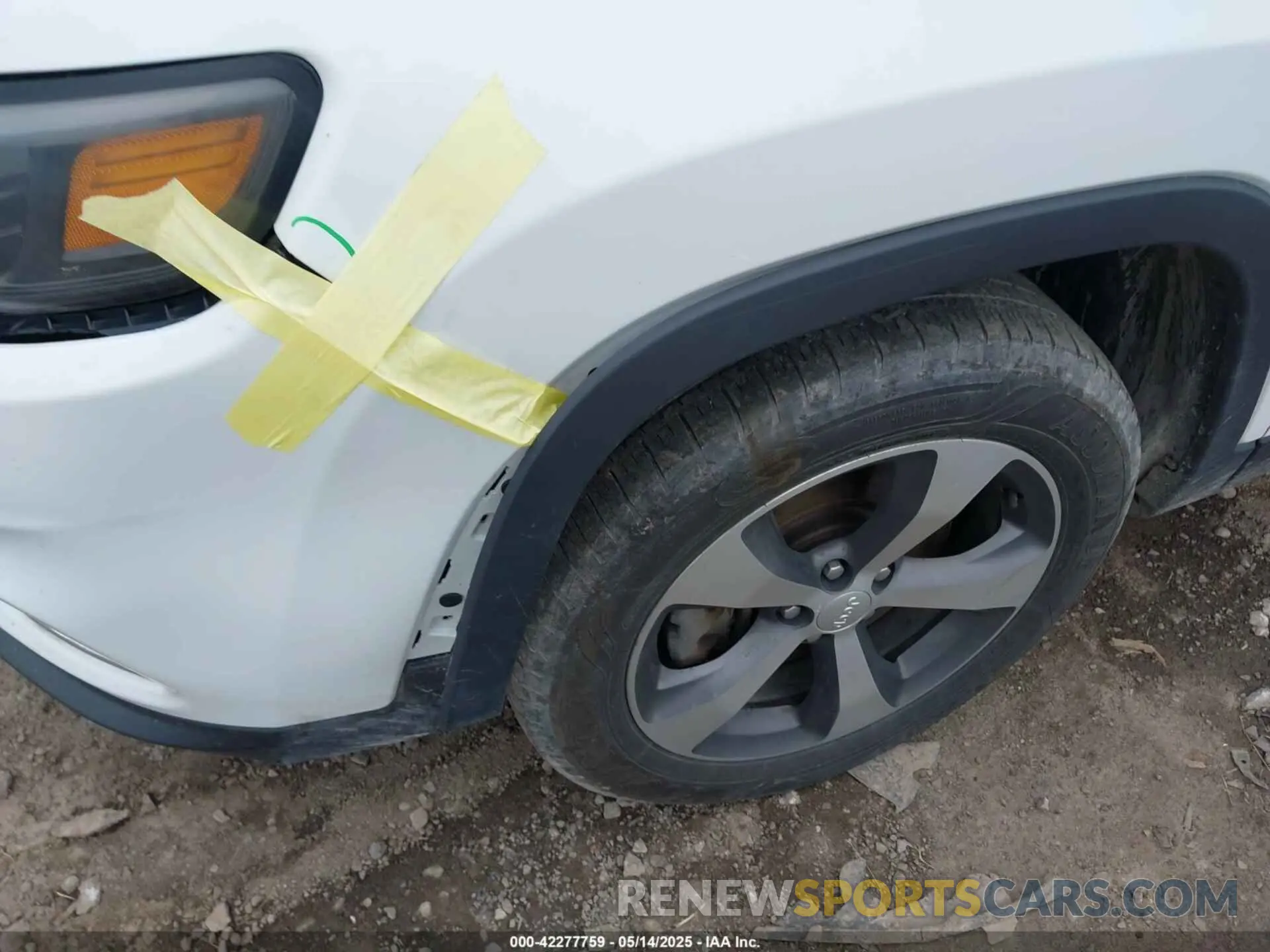 17 Photograph of a damaged car 1C4PJMDX4KD198152 JEEP CHEROKEE 2019