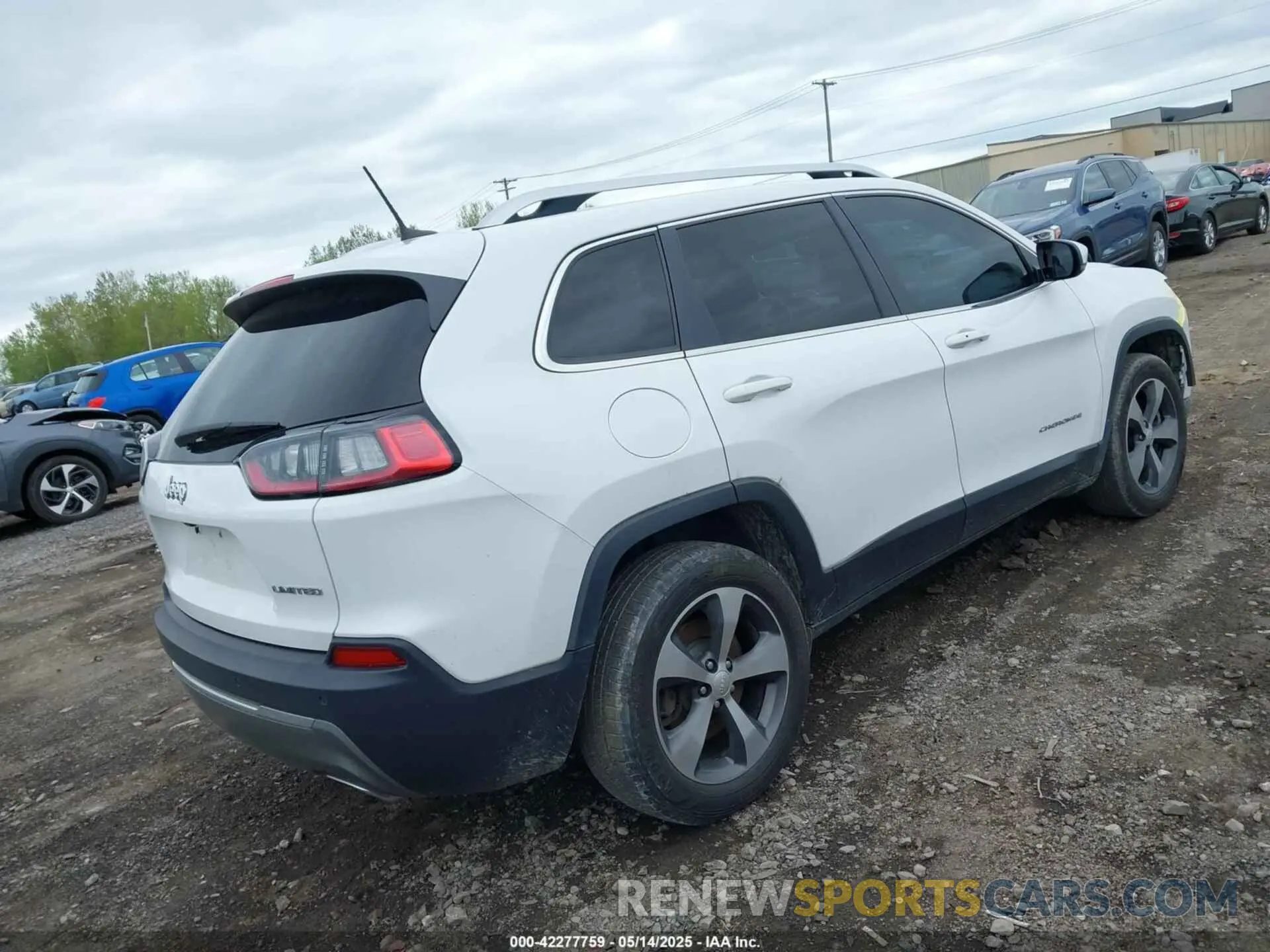 4 Photograph of a damaged car 1C4PJMDX4KD198152 JEEP CHEROKEE 2019
