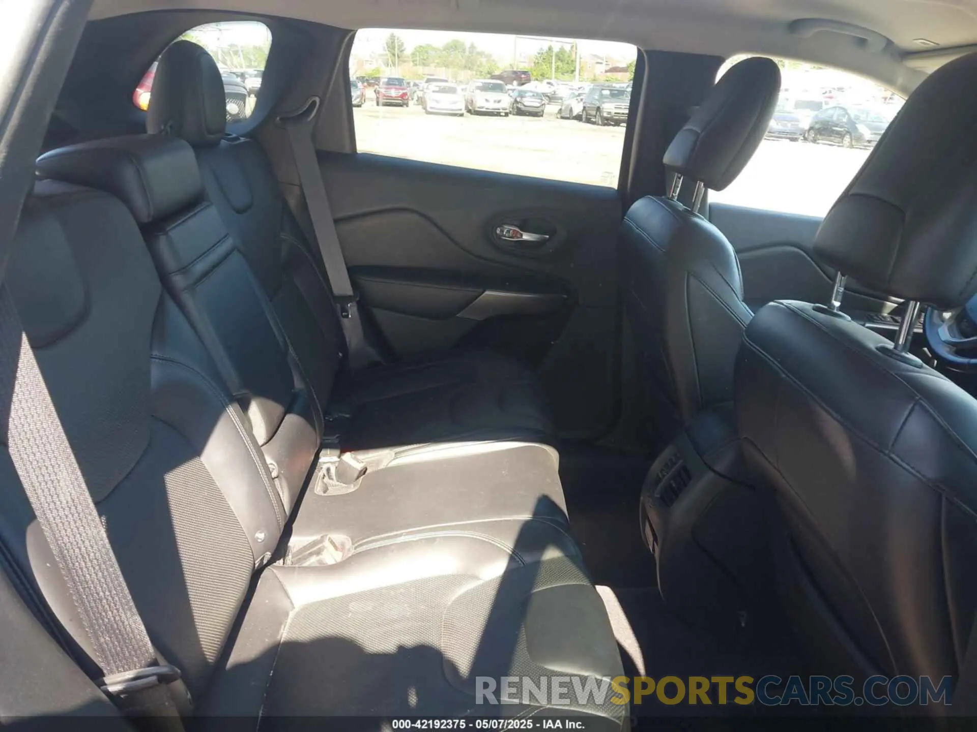 8 Photograph of a damaged car 1C4PJMDX5KD157237 JEEP CHEROKEE 2019