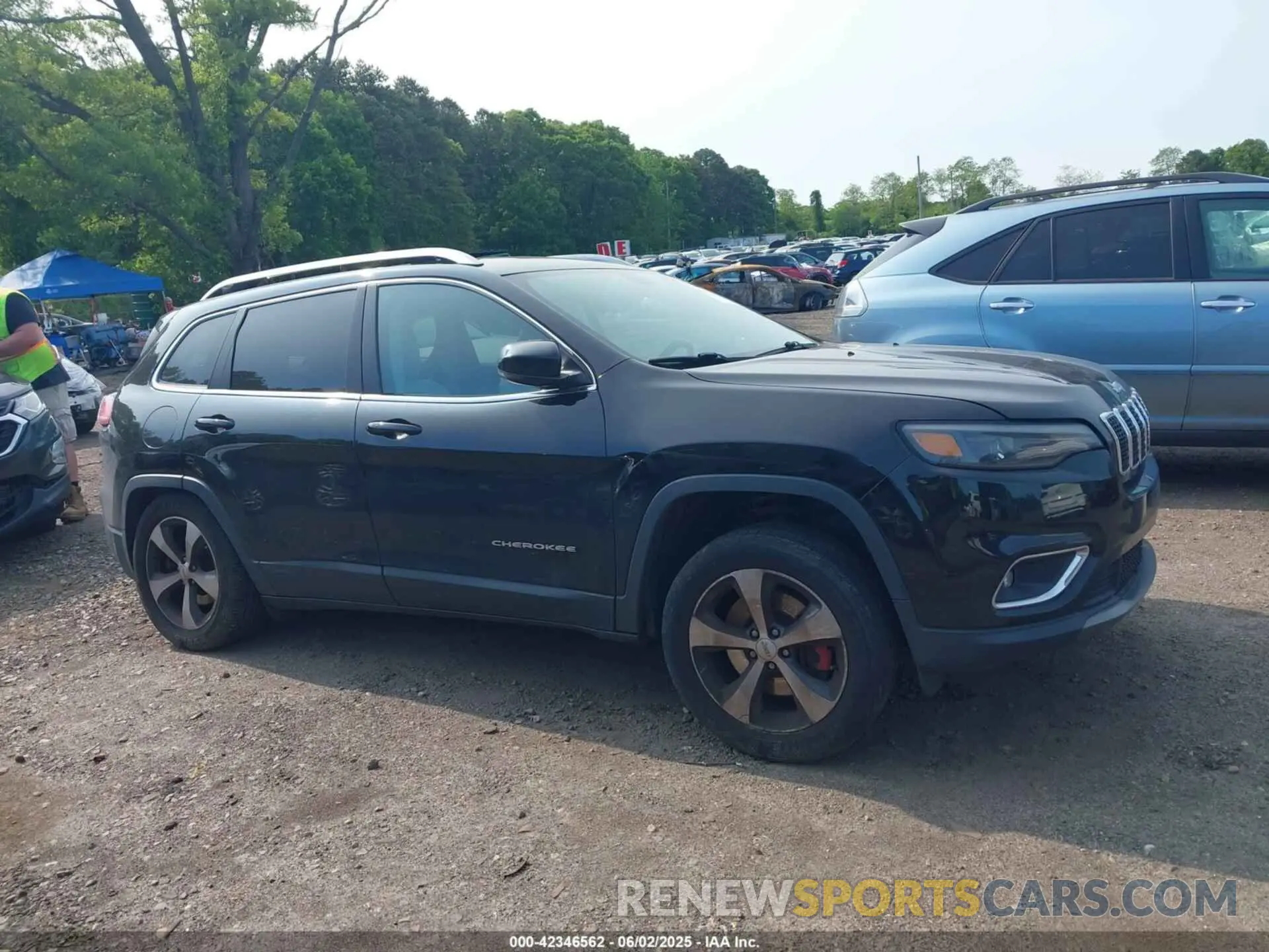 12 Photograph of a damaged car 1C4PJMDX5KD200135 JEEP CHEROKEE 2019