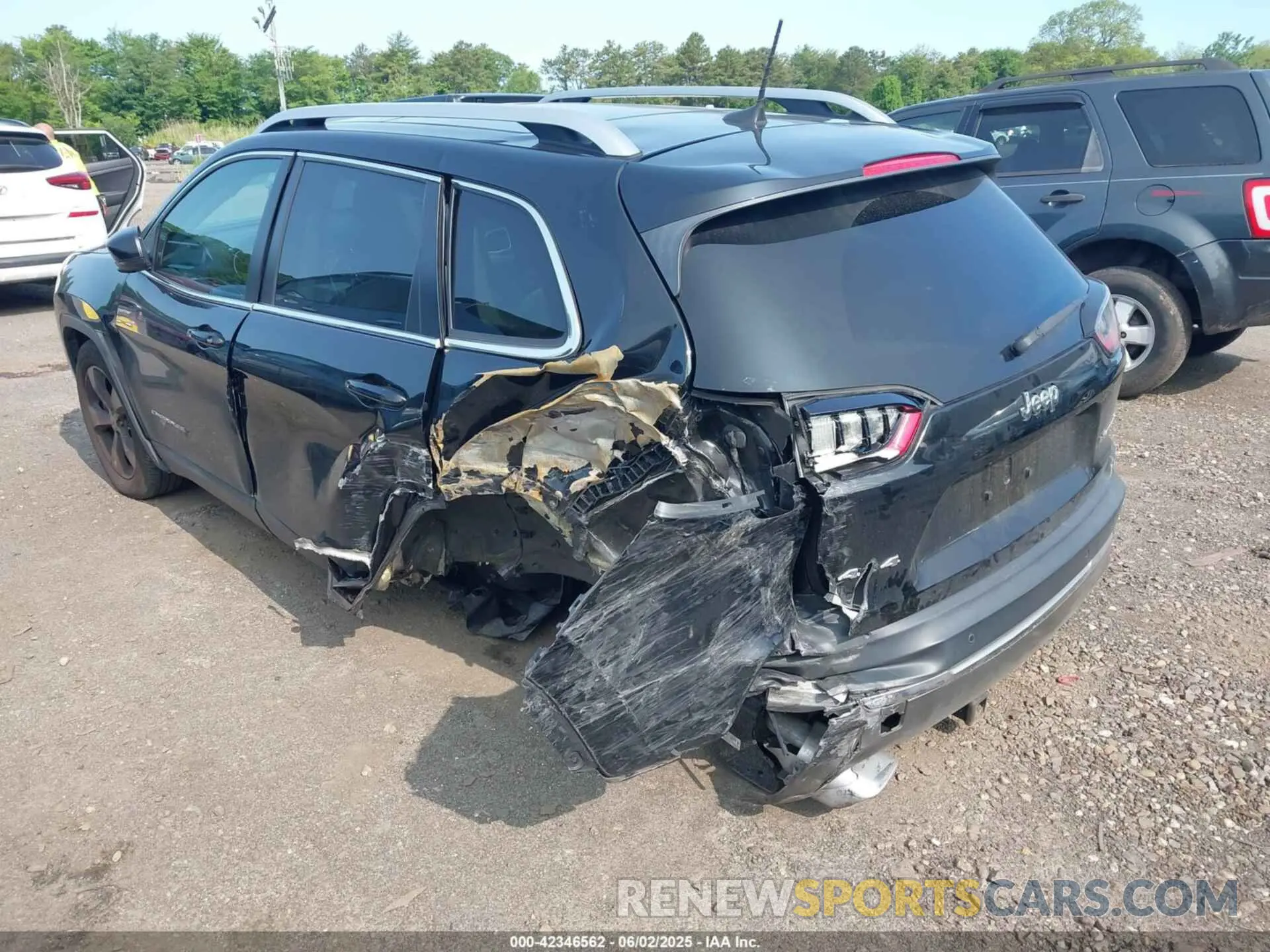 3 Photograph of a damaged car 1C4PJMDX5KD200135 JEEP CHEROKEE 2019
