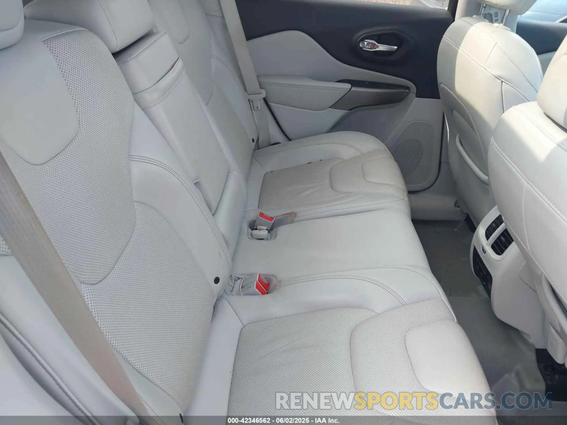 8 Photograph of a damaged car 1C4PJMDX5KD200135 JEEP CHEROKEE 2019