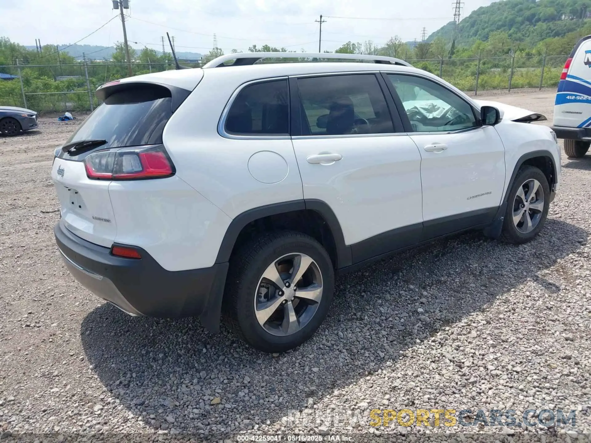 4 Photograph of a damaged car 1C4PJMDX5KD344073 JEEP CHEROKEE 2019