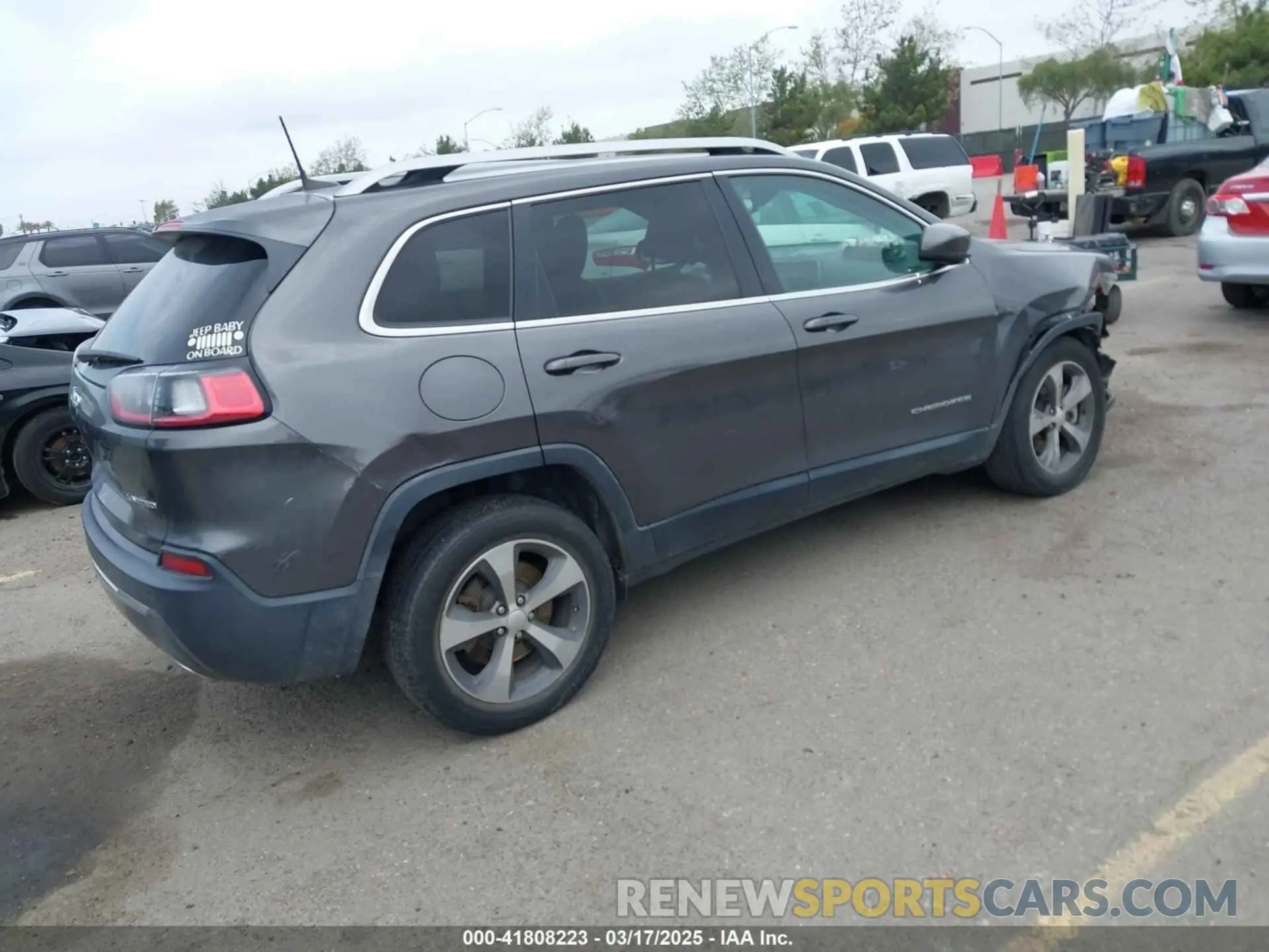 4 Photograph of a damaged car 1C4PJMDX6KD103879 JEEP CHEROKEE 2019