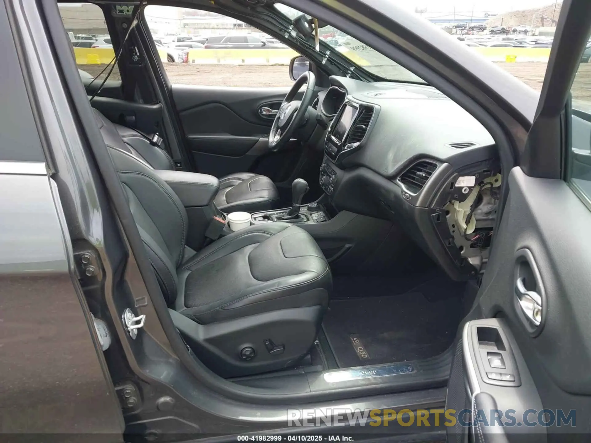 5 Photograph of a damaged car 1C4PJMDX6KD156310 JEEP CHEROKEE 2019