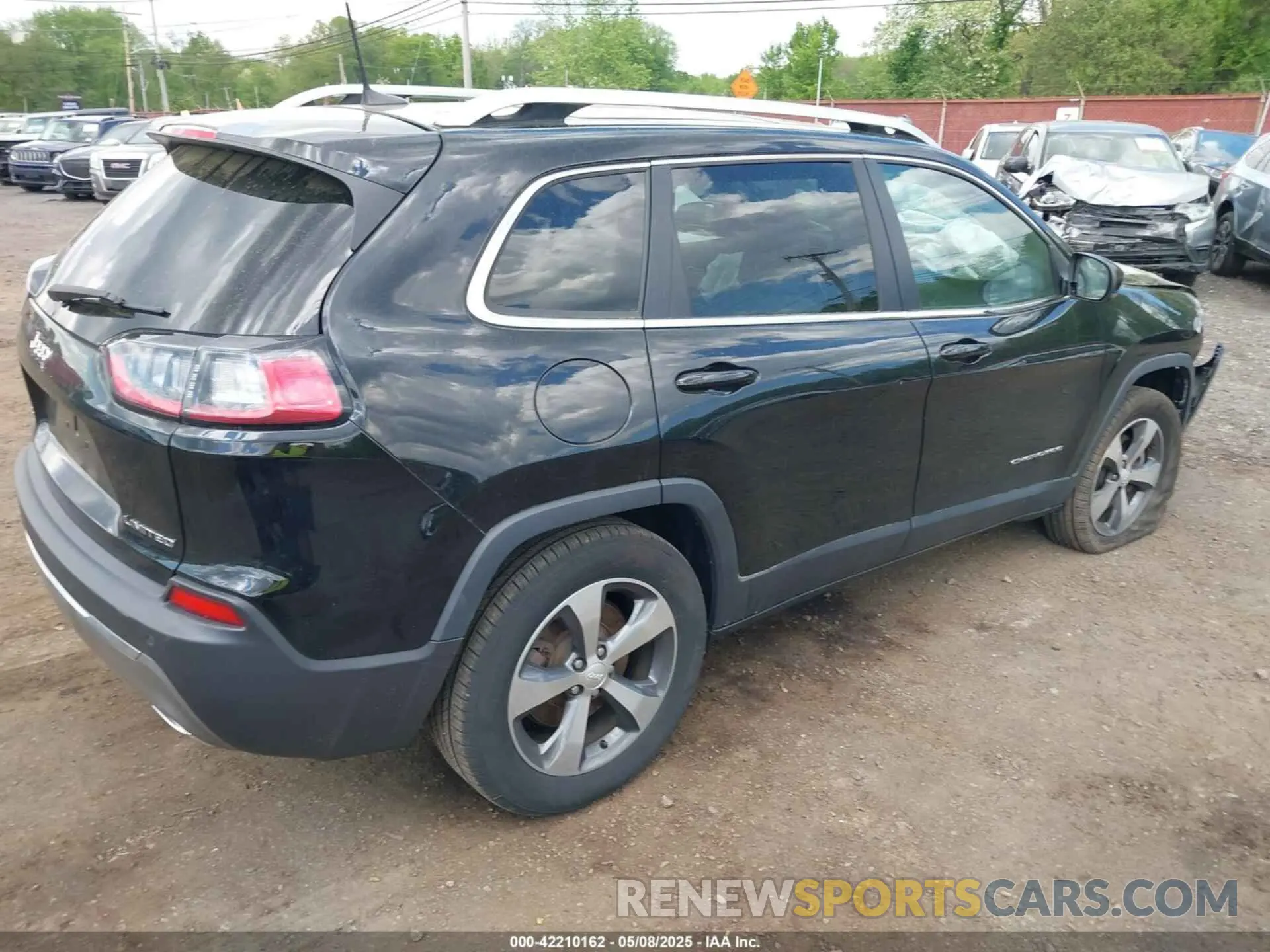 4 Photograph of a damaged car 1C4PJMDX6KD457370 JEEP CHEROKEE 2019