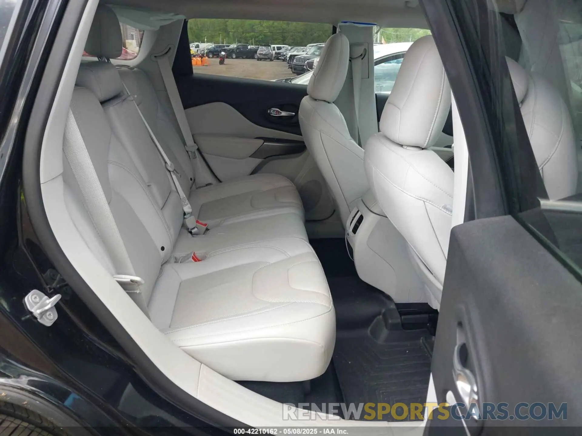 8 Photograph of a damaged car 1C4PJMDX6KD457370 JEEP CHEROKEE 2019