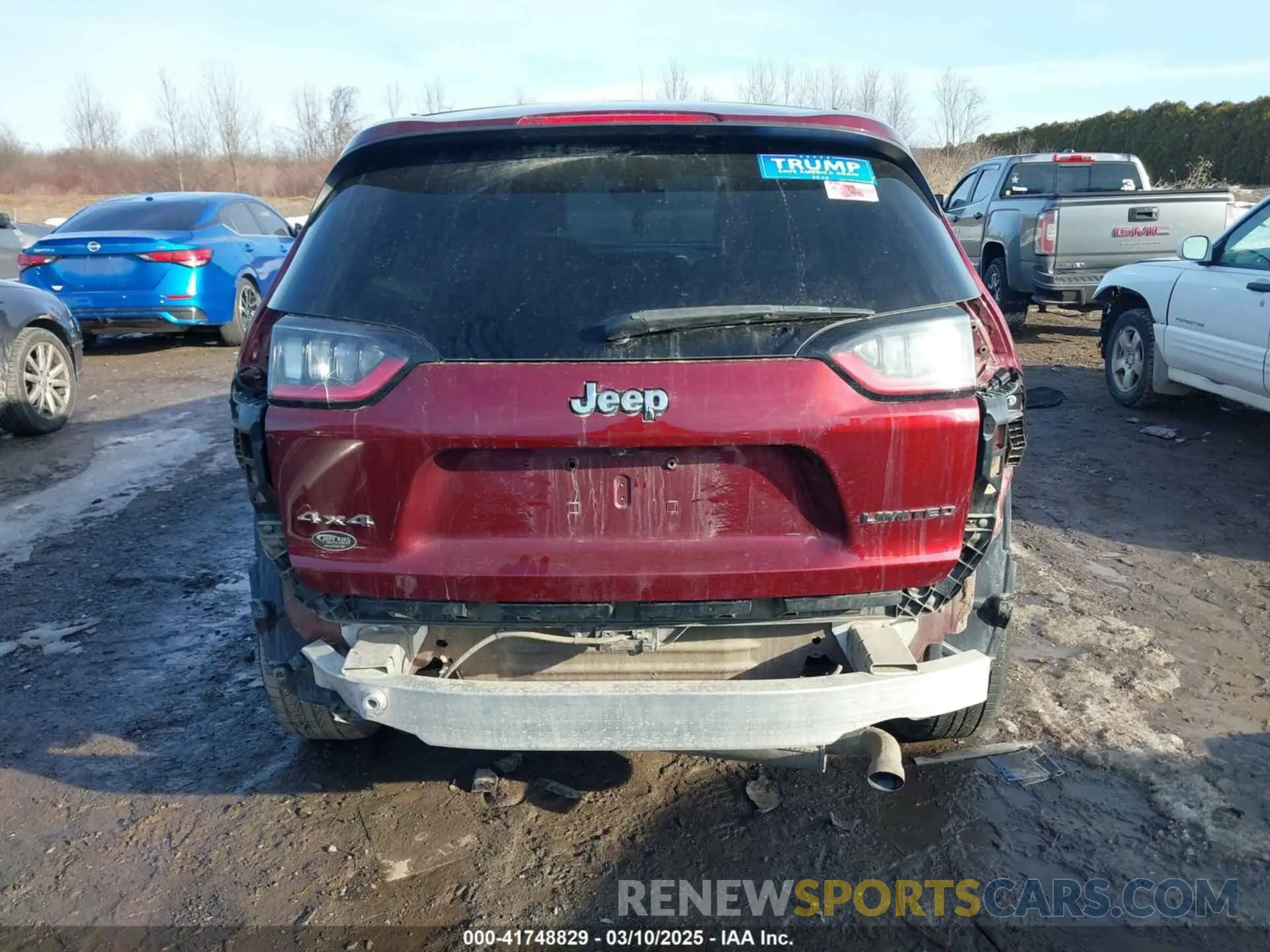 17 Photograph of a damaged car 1C4PJMDX8KD121008 JEEP CHEROKEE 2019