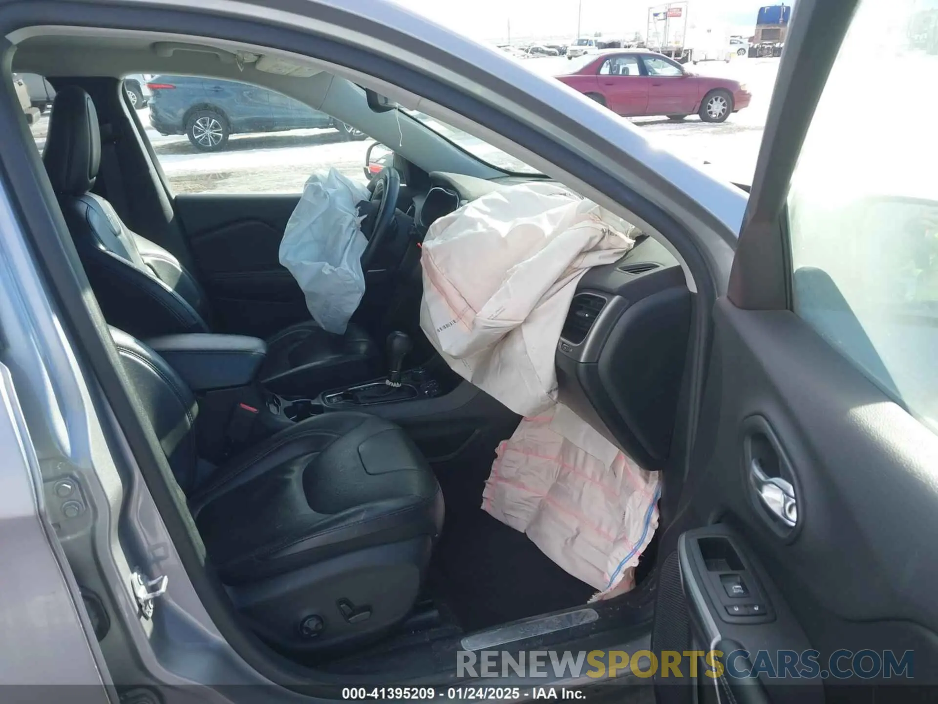 5 Photograph of a damaged car 1C4PJMDX8KD141677 JEEP CHEROKEE 2019