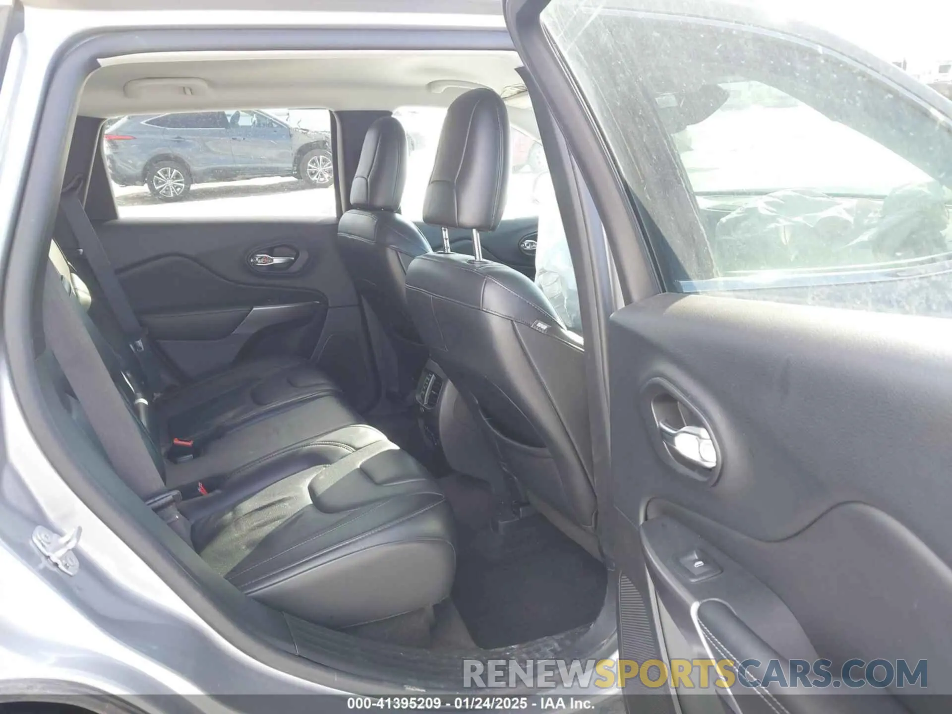 8 Photograph of a damaged car 1C4PJMDX8KD141677 JEEP CHEROKEE 2019