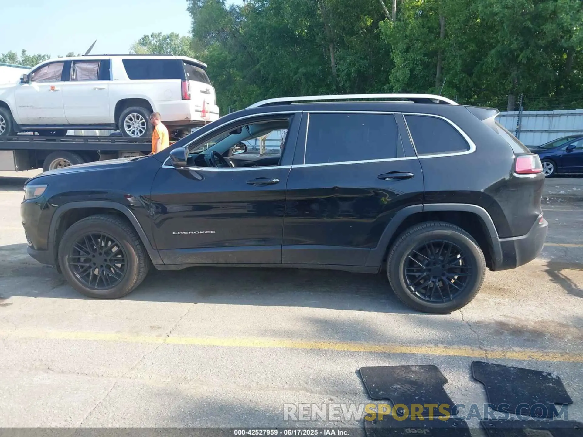 14 Photograph of a damaged car 1C4PJMDX8KD159015 JEEP CHEROKEE 2019