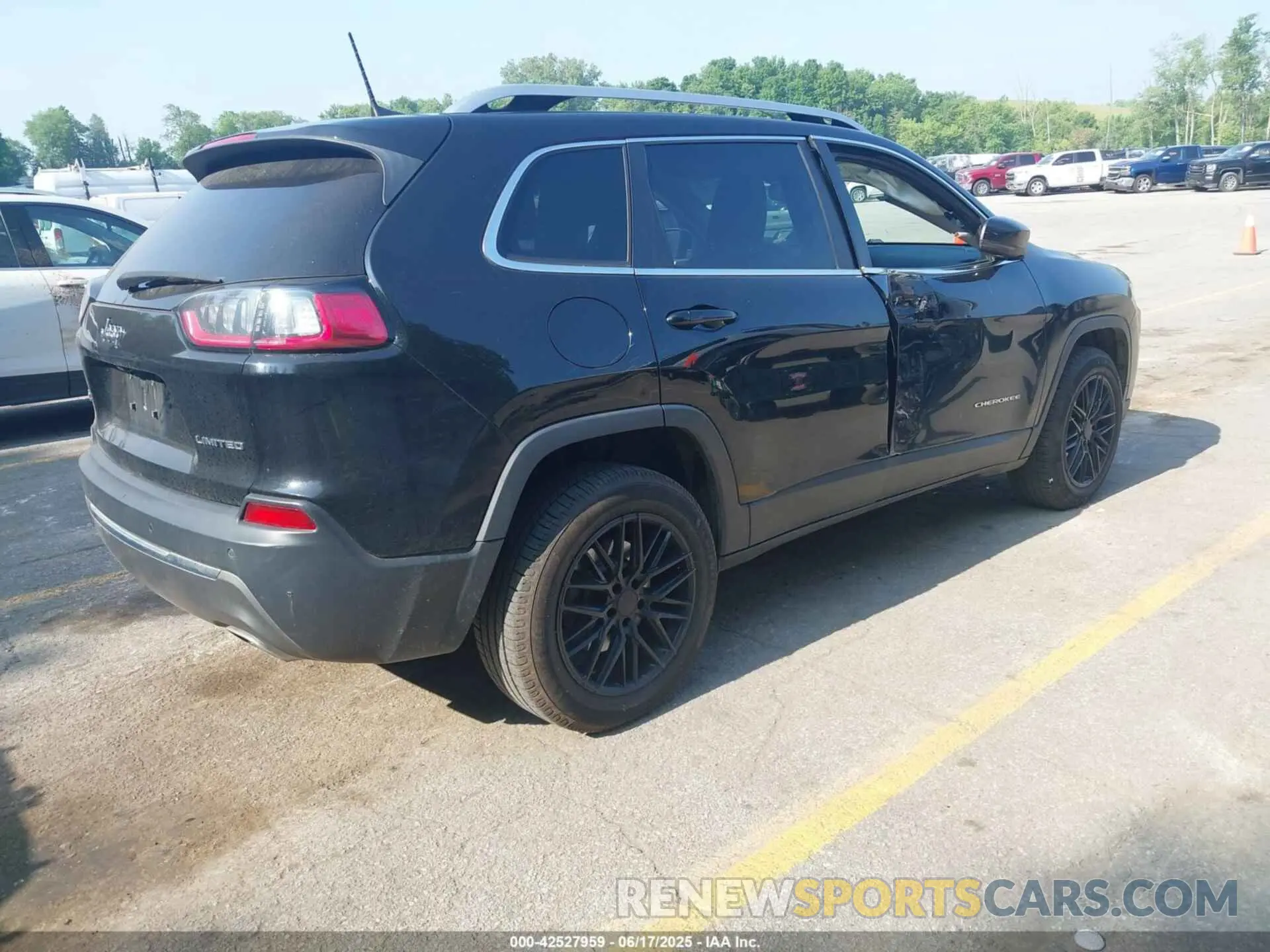 4 Photograph of a damaged car 1C4PJMDX8KD159015 JEEP CHEROKEE 2019