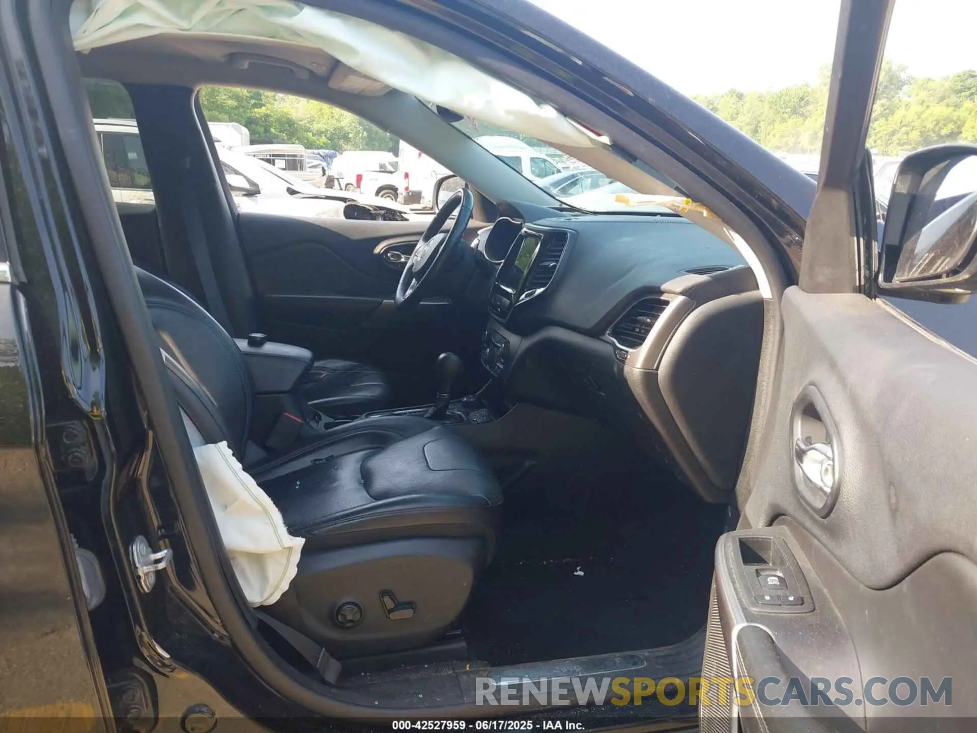 5 Photograph of a damaged car 1C4PJMDX8KD159015 JEEP CHEROKEE 2019