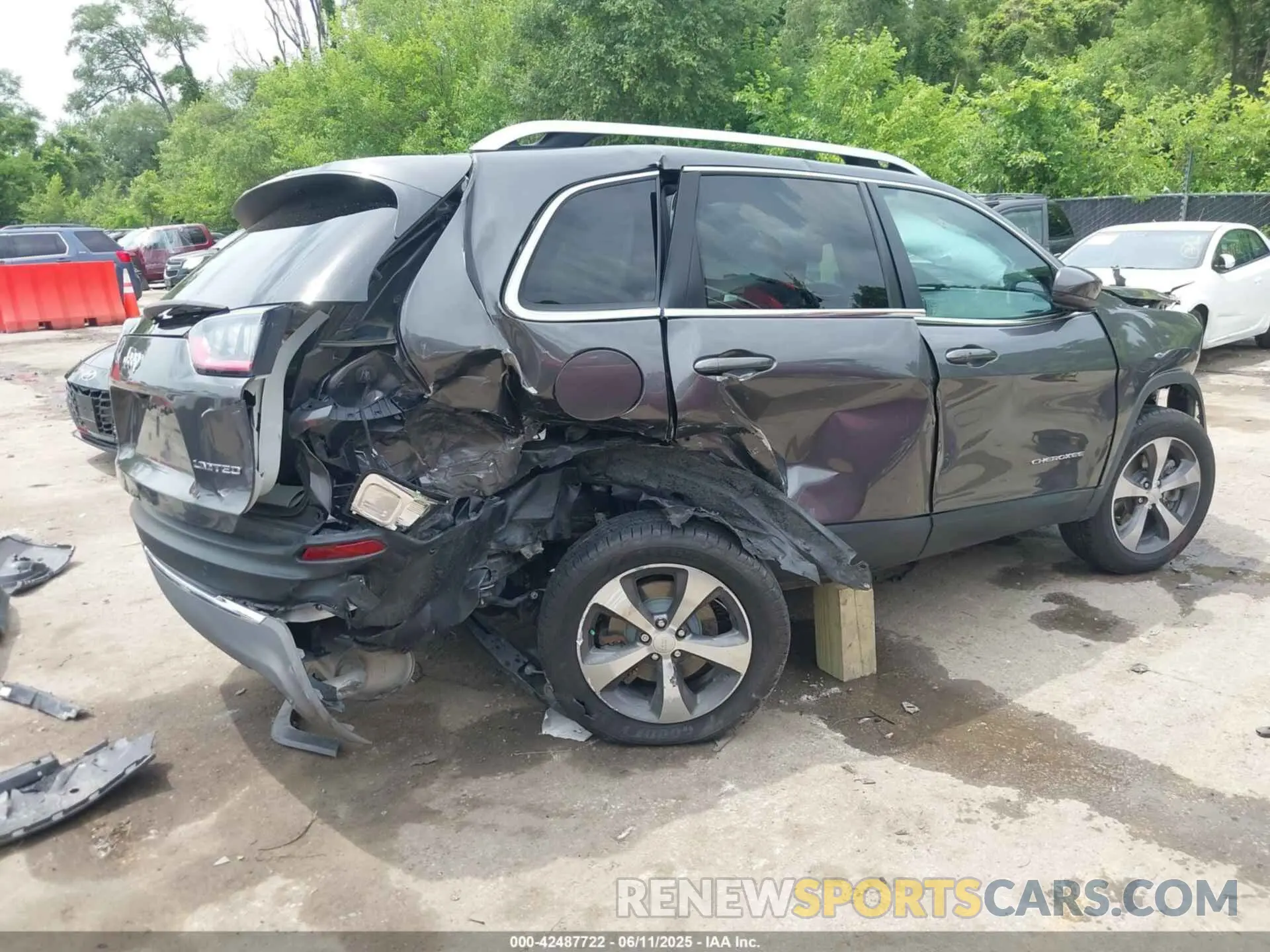 4 Photograph of a damaged car 1C4PJMDX8KD229354 JEEP CHEROKEE 2019