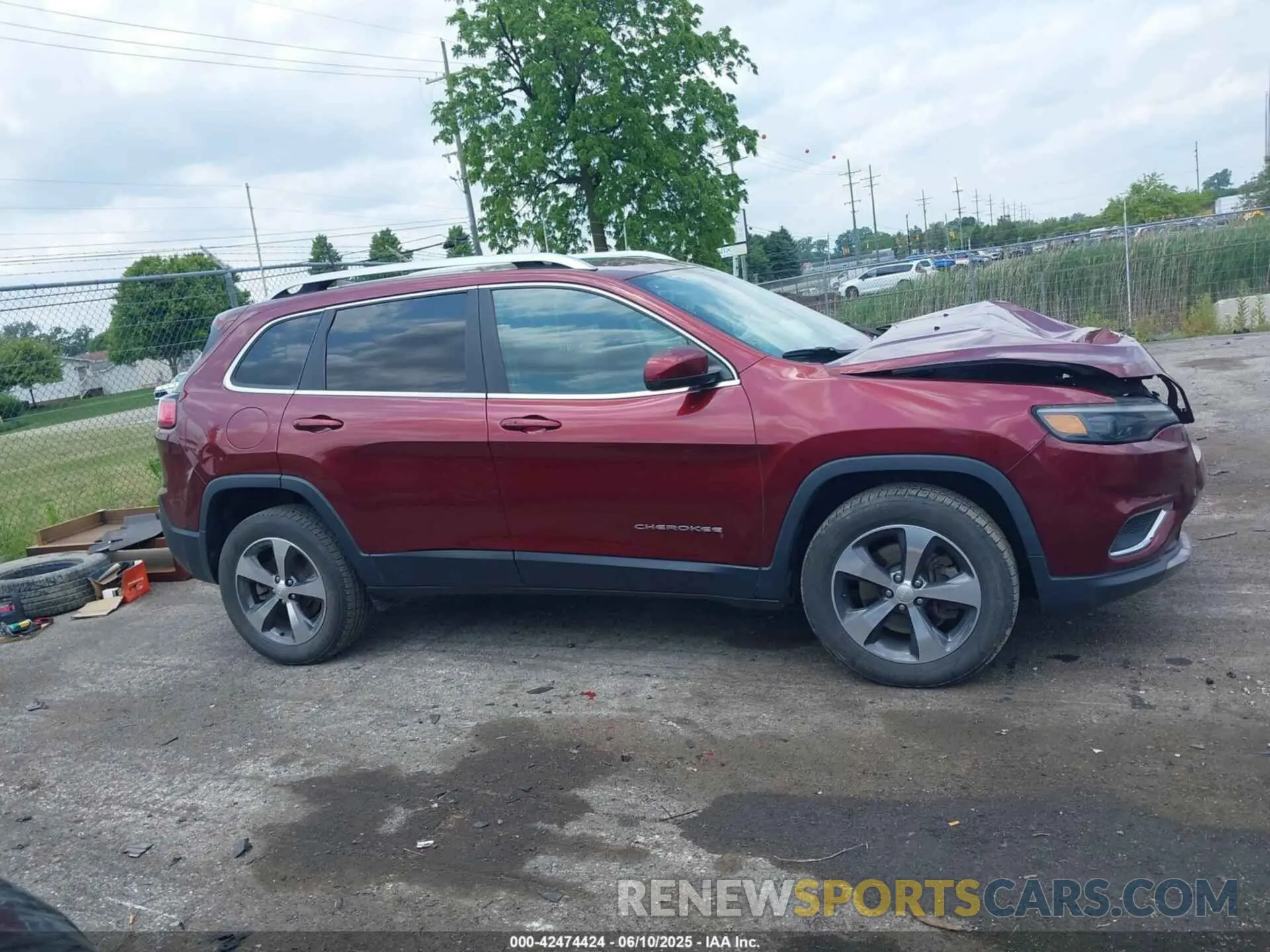 13 Photograph of a damaged car 1C4PJMDX8KD230388 JEEP CHEROKEE 2019