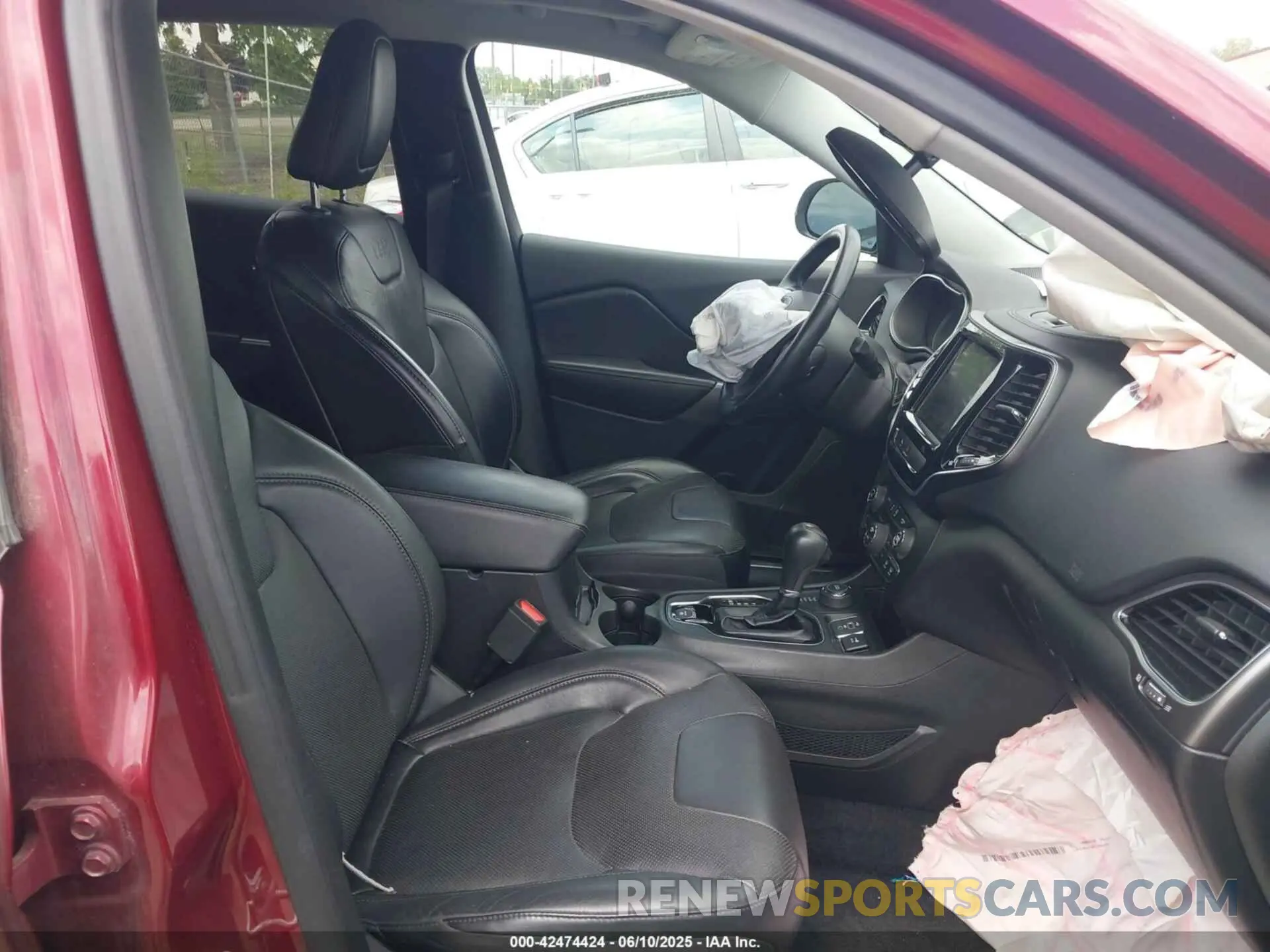 5 Photograph of a damaged car 1C4PJMDX8KD230388 JEEP CHEROKEE 2019