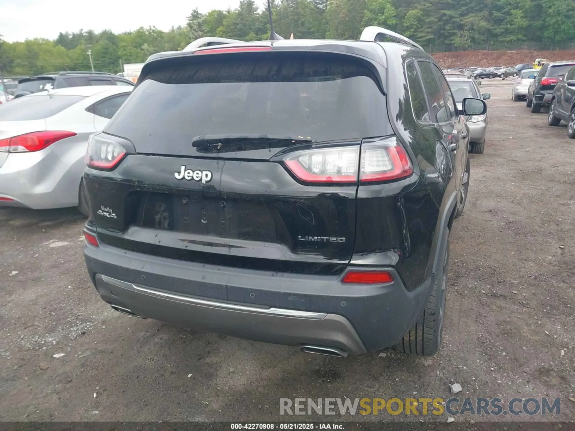 17 Photograph of a damaged car 1C4PJMDX9KD102323 JEEP CHEROKEE 2019