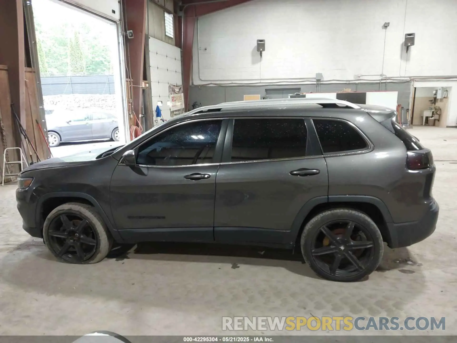 14 Photograph of a damaged car 1C4PJMDX9KD380137 JEEP CHEROKEE 2019