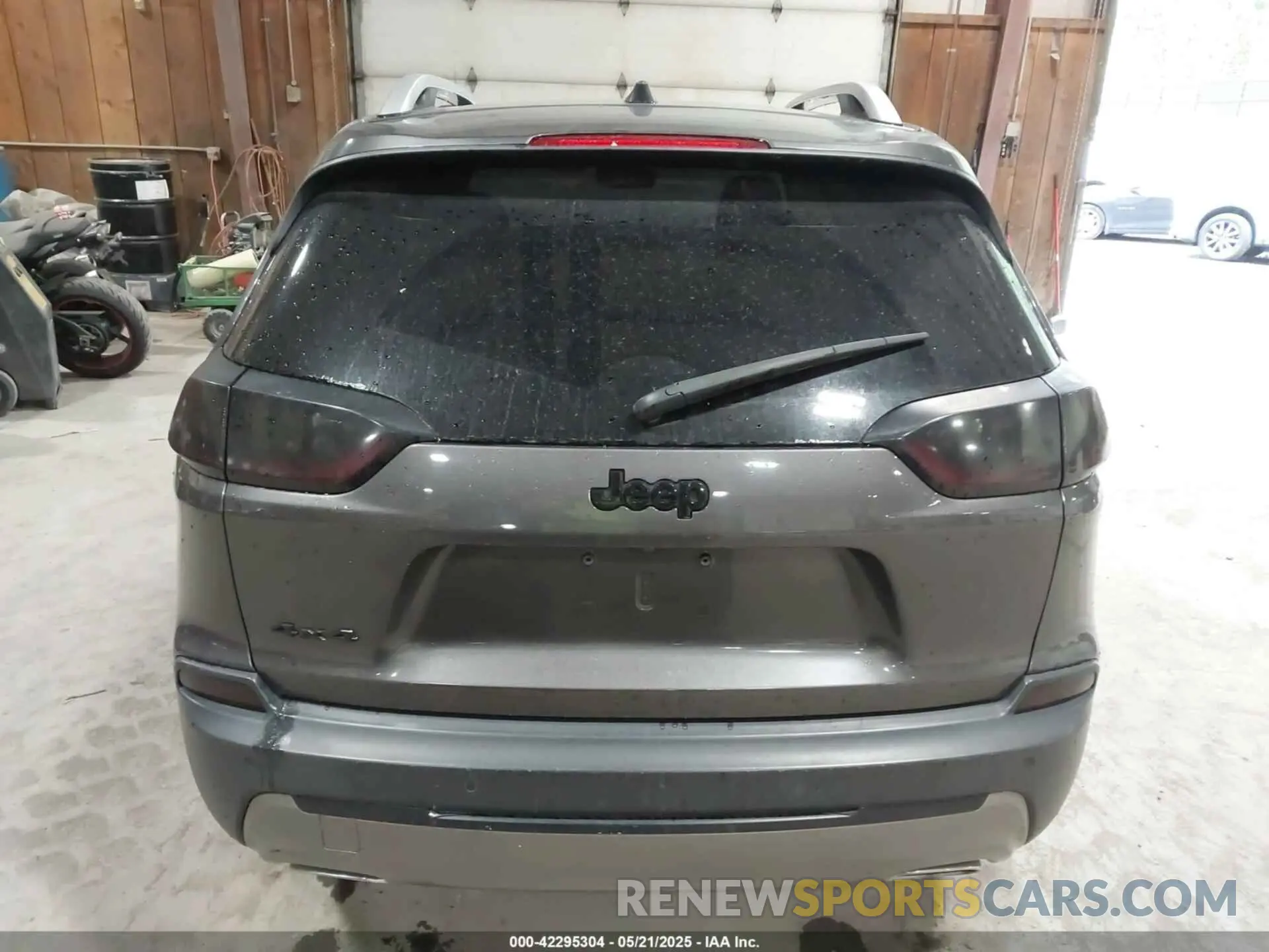 16 Photograph of a damaged car 1C4PJMDX9KD380137 JEEP CHEROKEE 2019