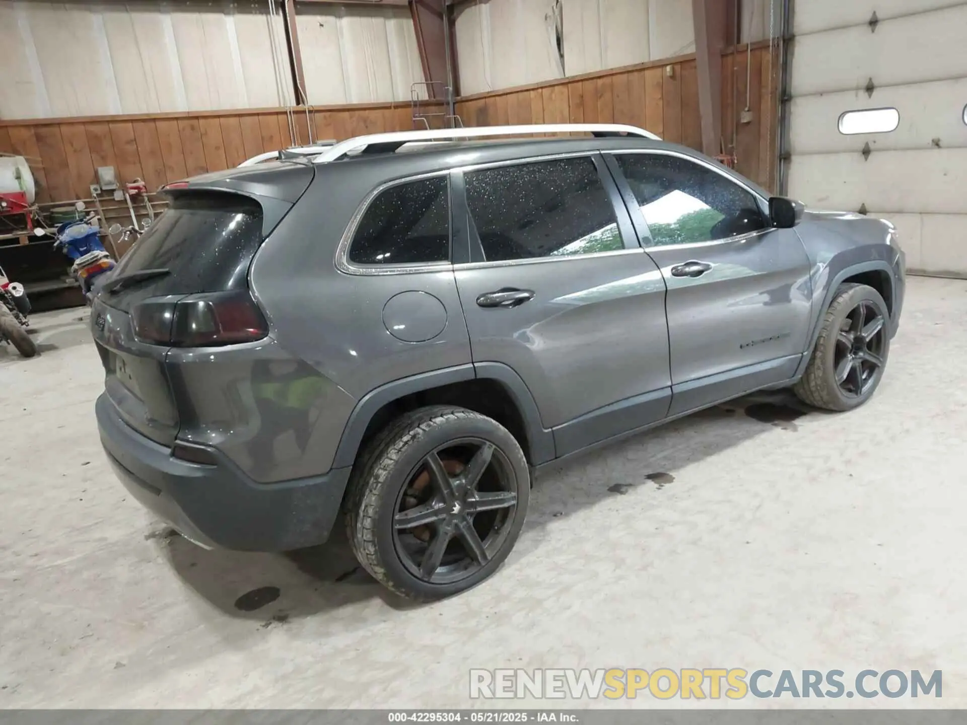 4 Photograph of a damaged car 1C4PJMDX9KD380137 JEEP CHEROKEE 2019