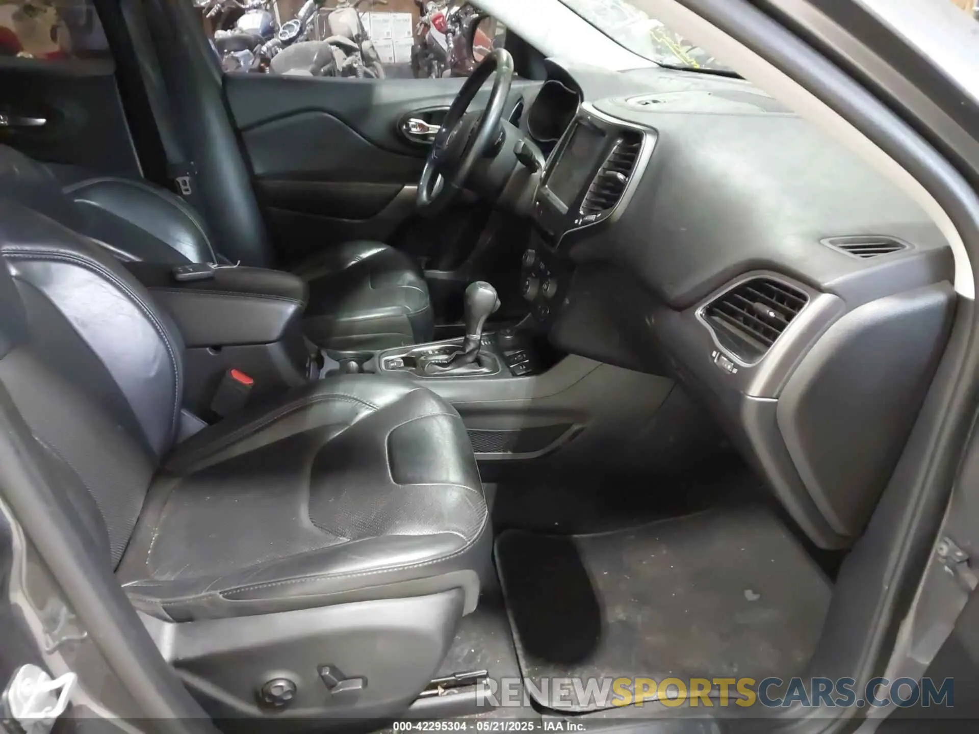 5 Photograph of a damaged car 1C4PJMDX9KD380137 JEEP CHEROKEE 2019