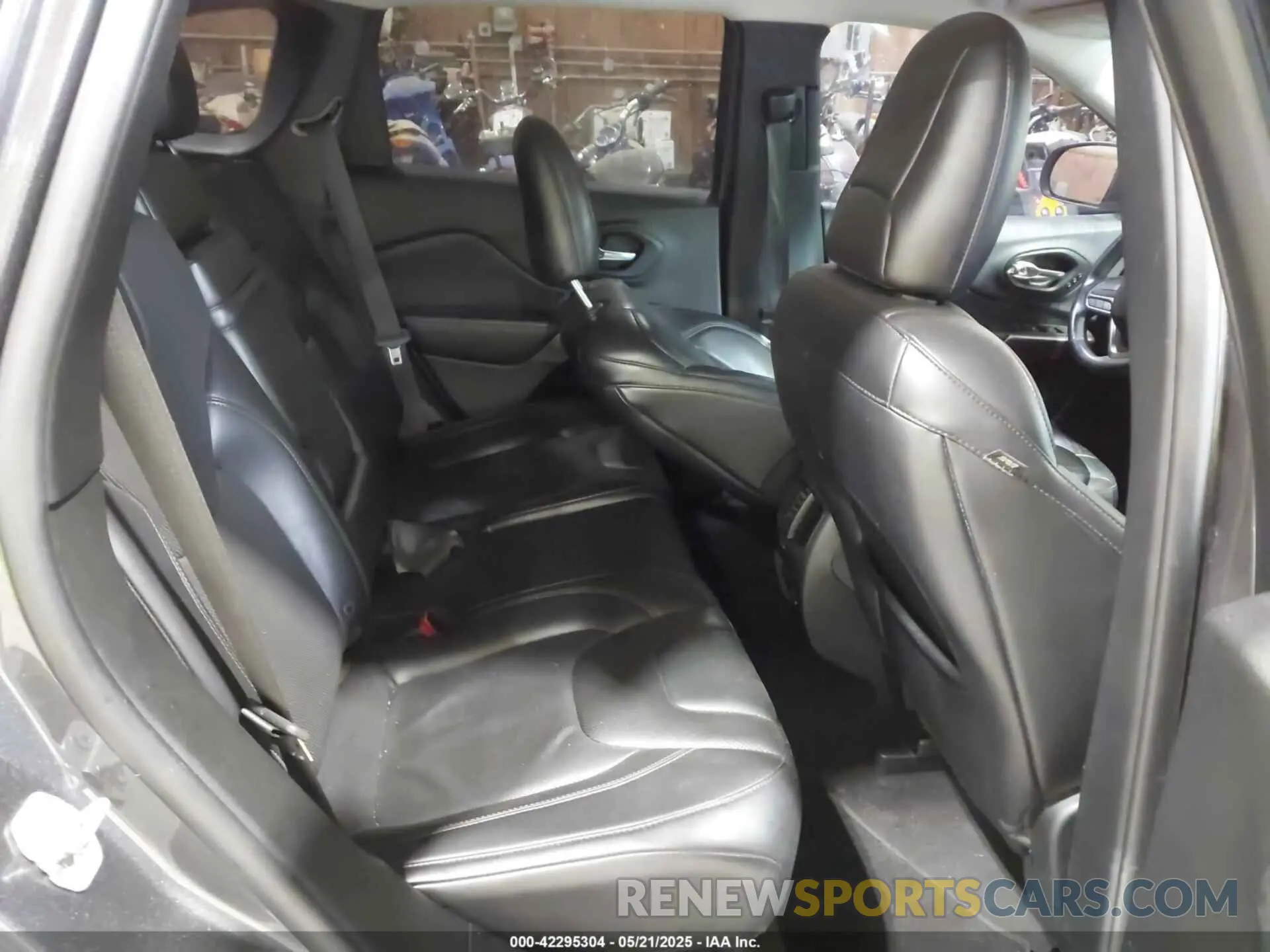 8 Photograph of a damaged car 1C4PJMDX9KD380137 JEEP CHEROKEE 2019