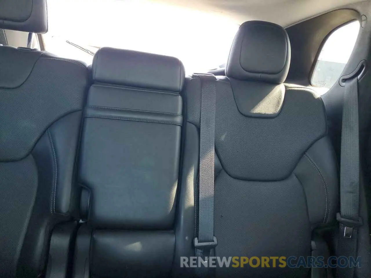 10 Photograph of a damaged car 1C4PJMDXXKD104243 JEEP CHEROKEE 2019
