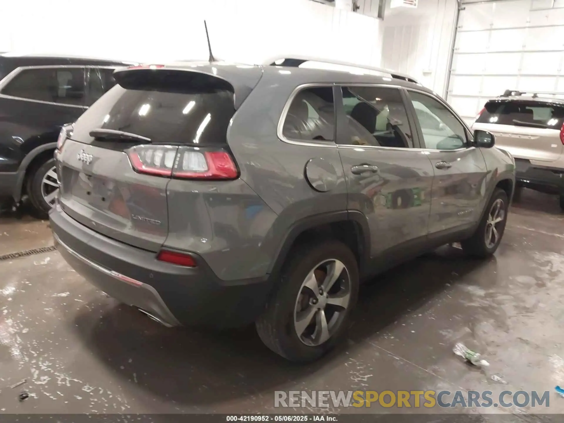 4 Photograph of a damaged car 1C4PJMDXXKD350693 JEEP CHEROKEE 2019