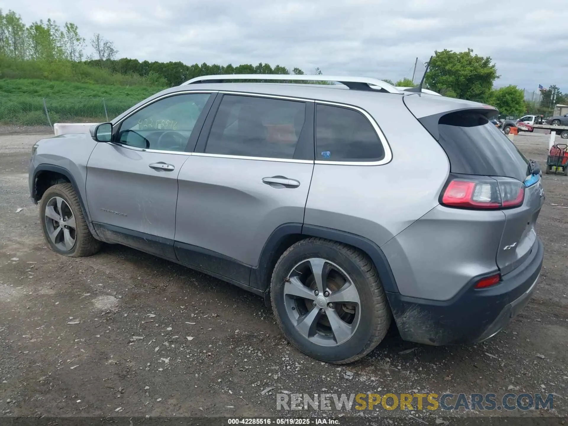 3 Photograph of a damaged car 1C4PJMDXXKD451183 JEEP CHEROKEE 2019