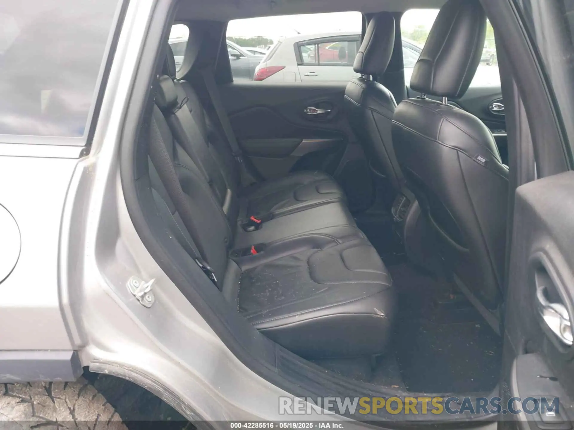 8 Photograph of a damaged car 1C4PJMDXXKD451183 JEEP CHEROKEE 2019